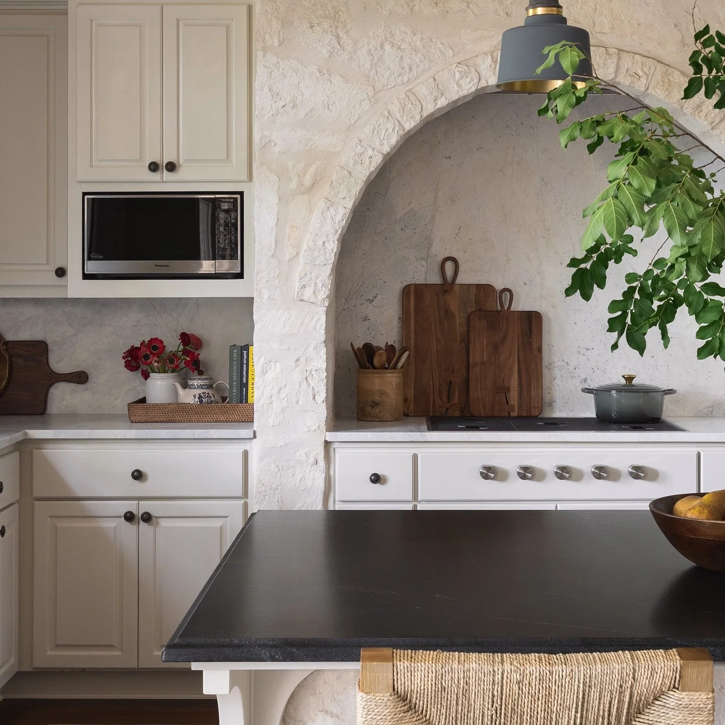 A glimpse behind the scenes: 
where Mood Board inspiration transforms into design reality. ✨

What a transformation! The Leathered Black Mist Granite island is our absolute favorite&hellip;with those cute pendants that our client chose from @rejuvena