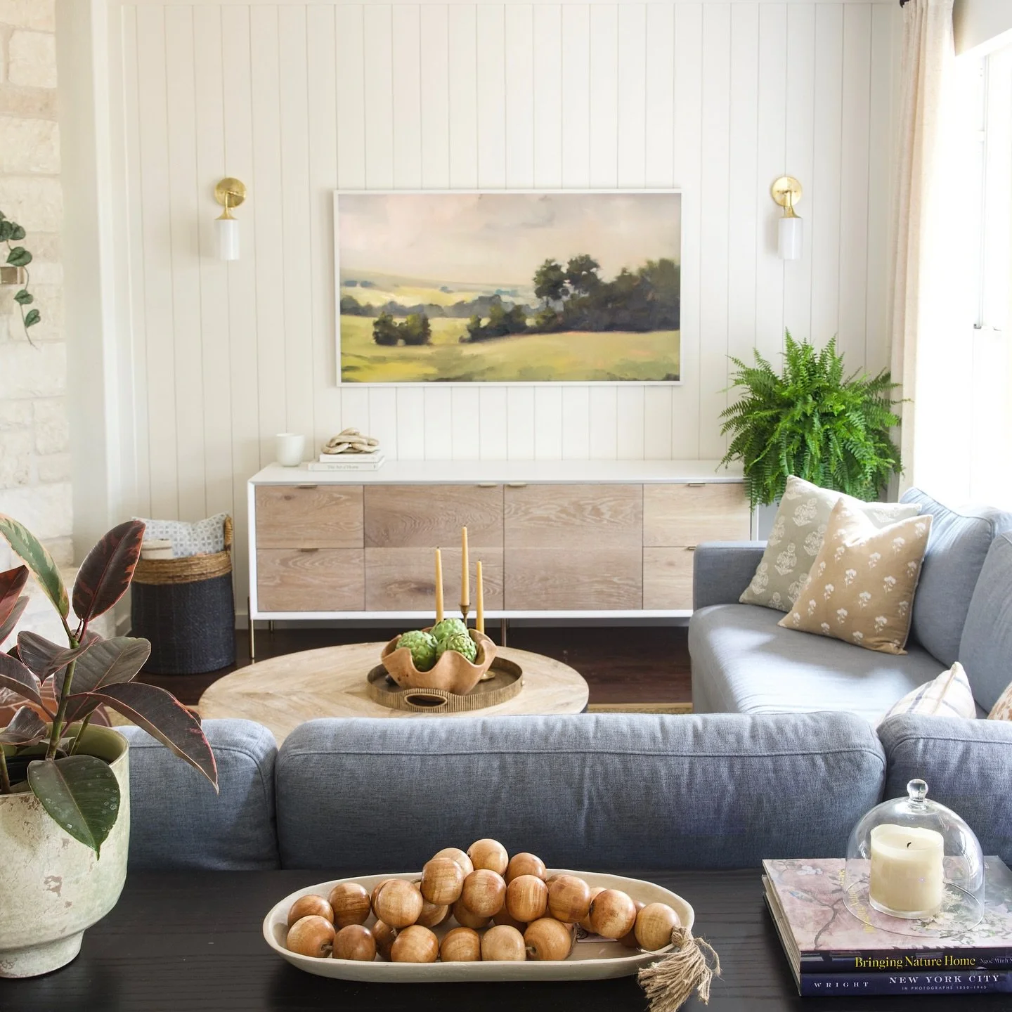 In our mid-twenties, Melanie and I spent a month in the south of France and came back with&hellip; a styling trick. 😉

In Grasse, we fell in love with the ritual of scent and how parfumeurs protect their products under glass, elevated in the simples