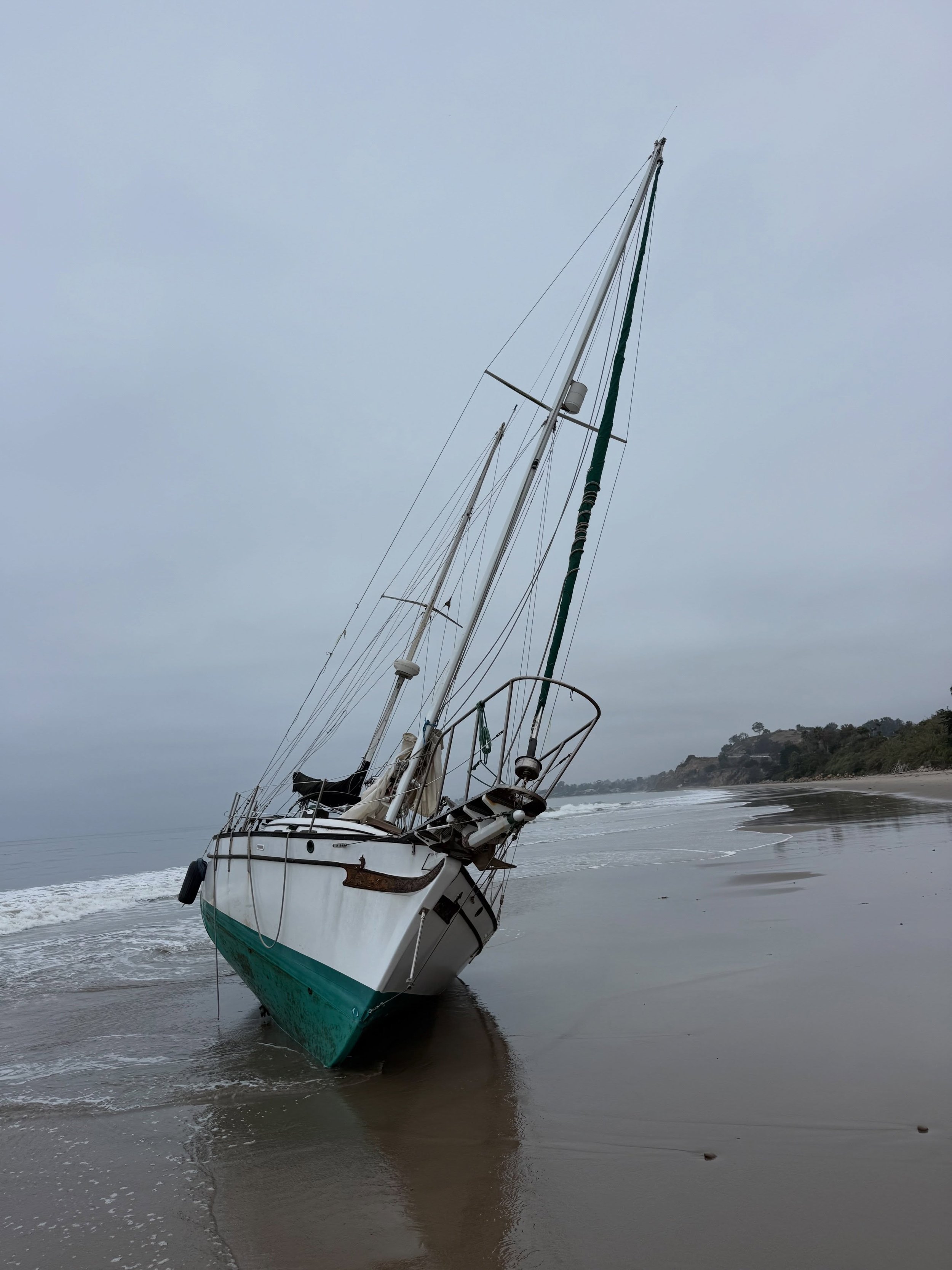 A hard grounding last week off of Summerland sustained damage rendering the vessel beyond repair. Our team deployed our suite of damage control supplies to patch the hull damage before pulling the boat off and down to Ventura for disposal.
