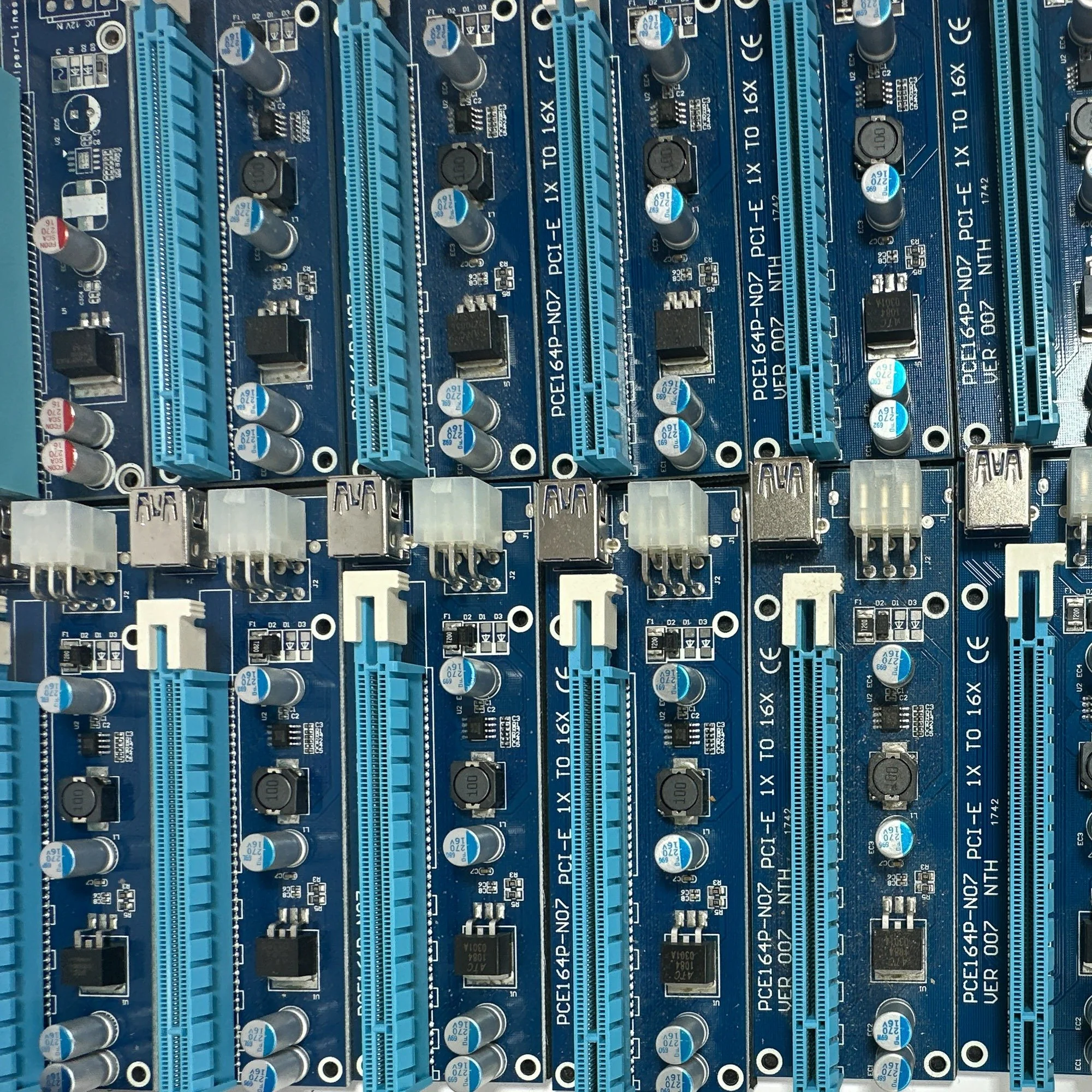 05-gpu-riser-slots-connectors.jpg