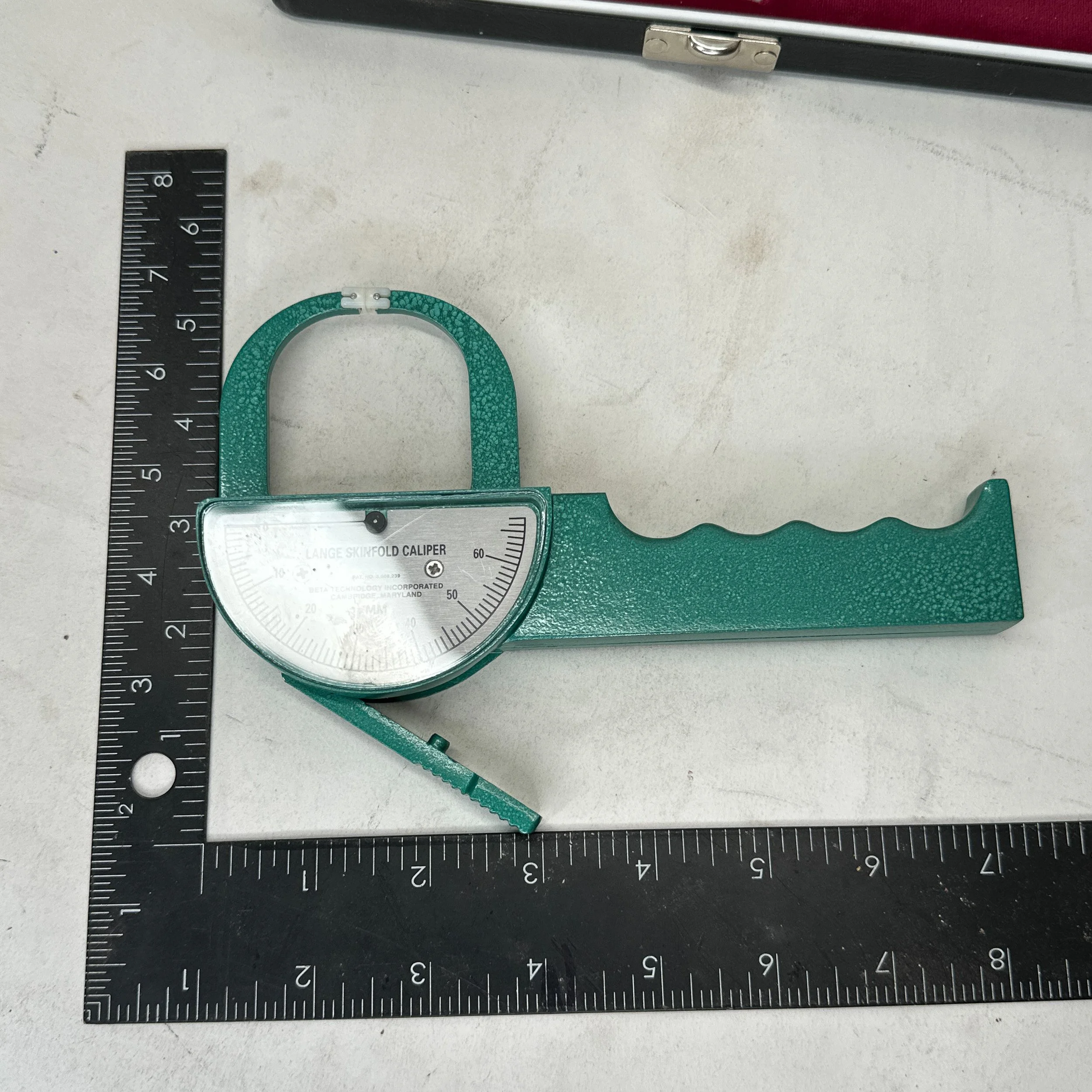 lange-skinfold-caliper-model-68902-dial-closeup.jpg