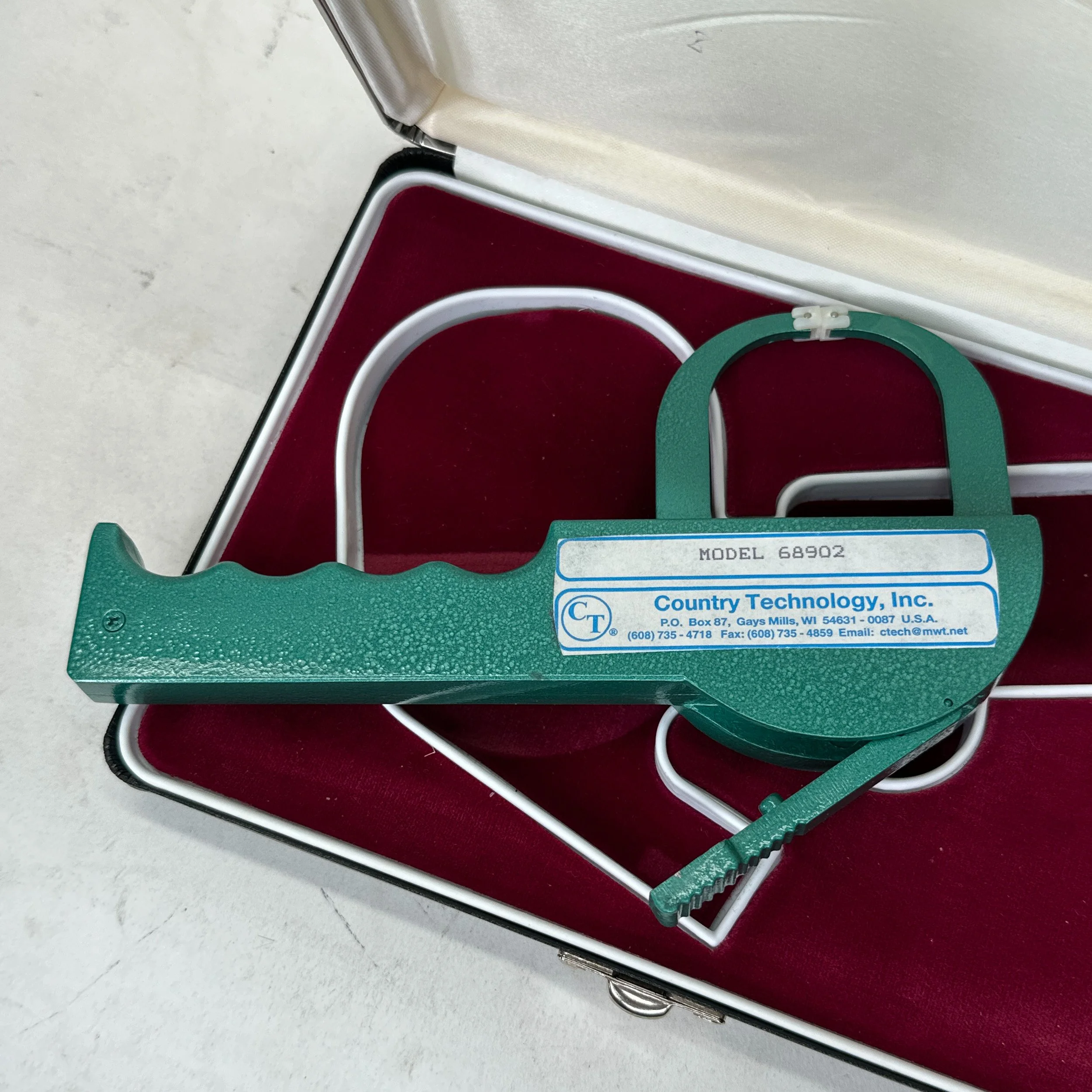 lange-skinfold-caliper-model-68902-beta-technology-case-open.jpg