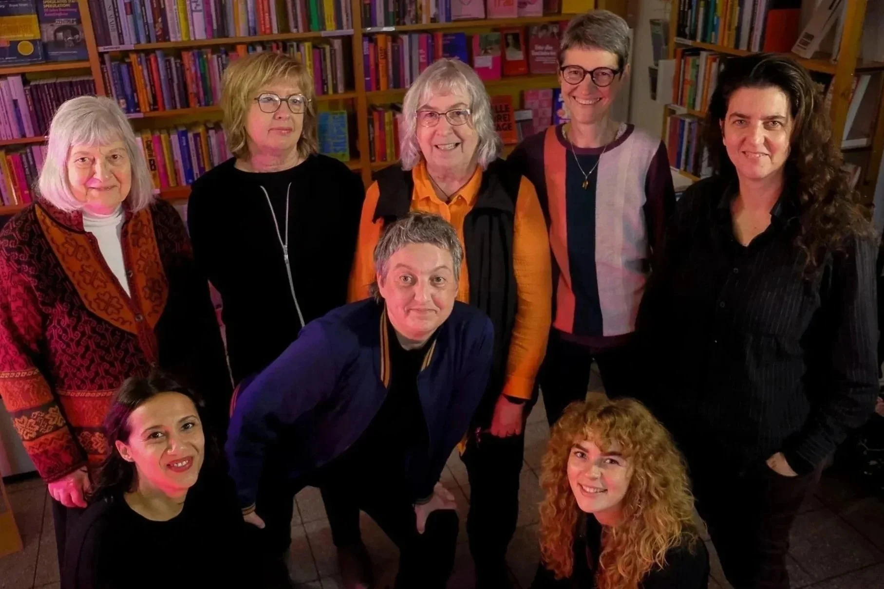 Mitarbeitende Frauen der Annabee Buchhandlung als Gruppenfoto aus der Vogelperspektive
