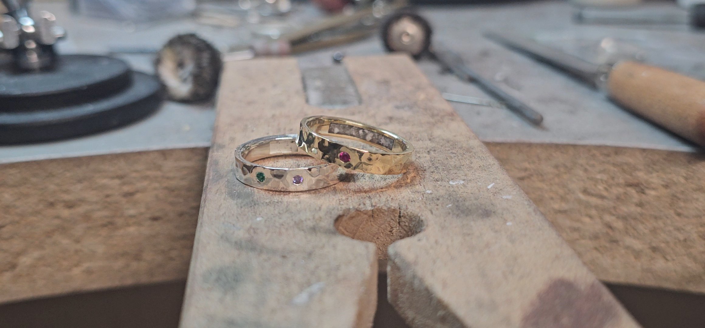 (925) Hammered Internal Channel Ring (2 GEMSTONE)