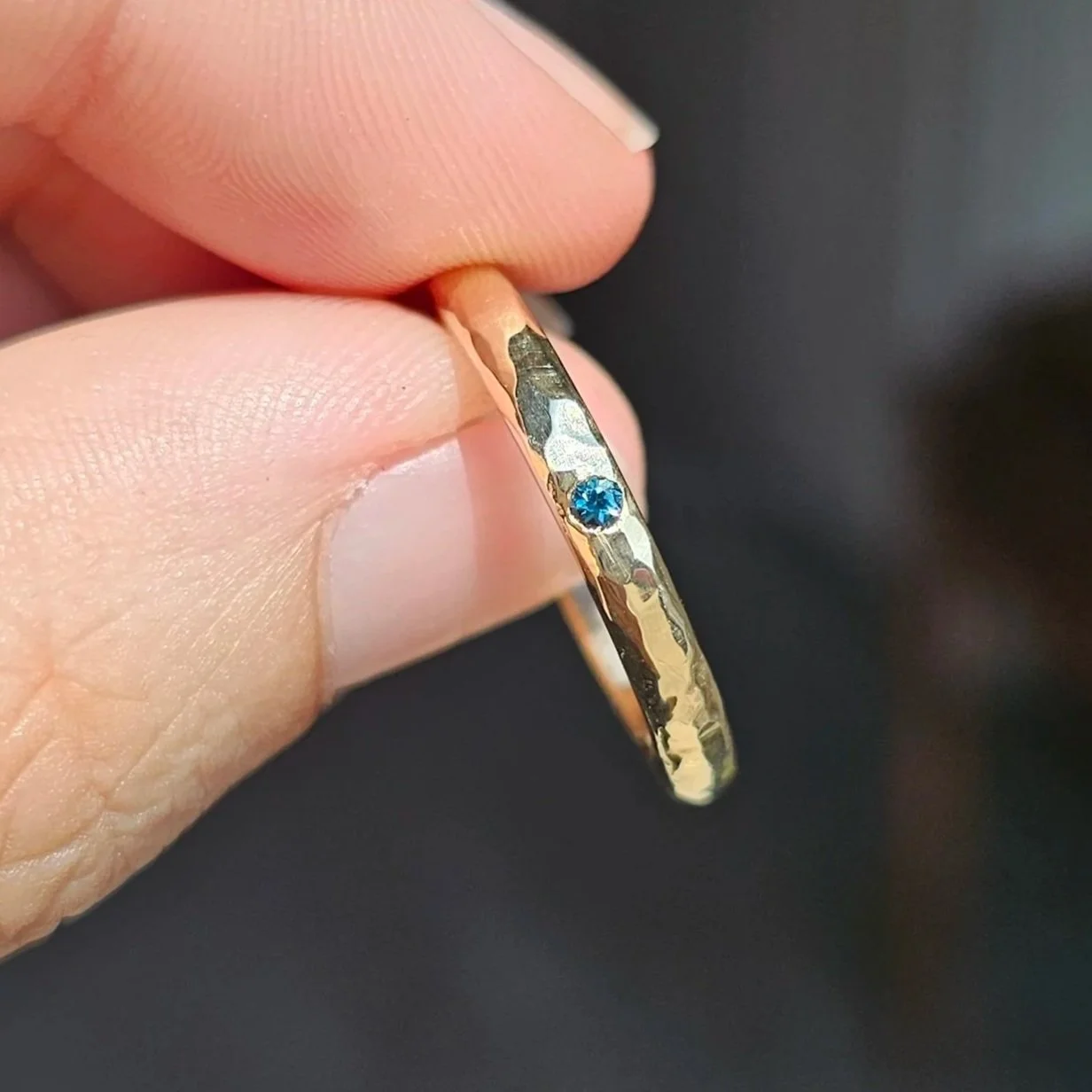 1 Stone 9ct Hammered Unisex Internal Channel Ring (Dainty)
