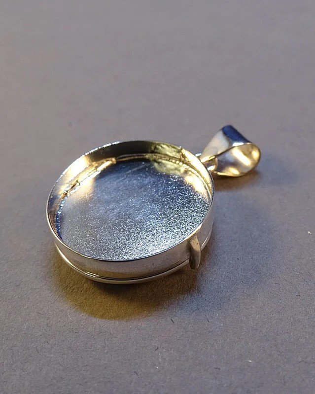Flat_round_locket2.jpeg