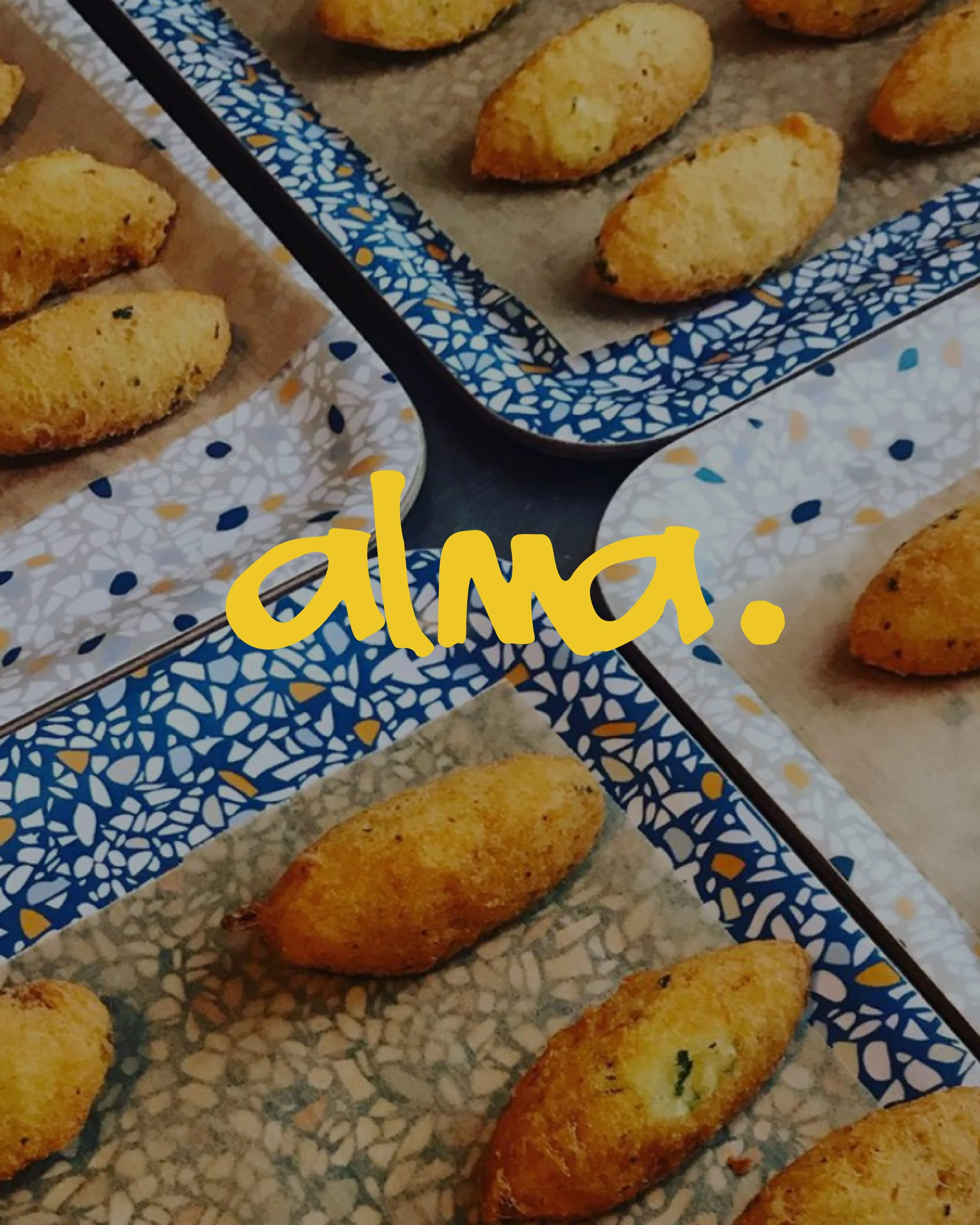 Deux gobelets roses avec couvercles marron, l'un a écrit "Chat parmi eux" et l'autre montre un chat noir avec des yeux mi-clos tenant un verre de vin.