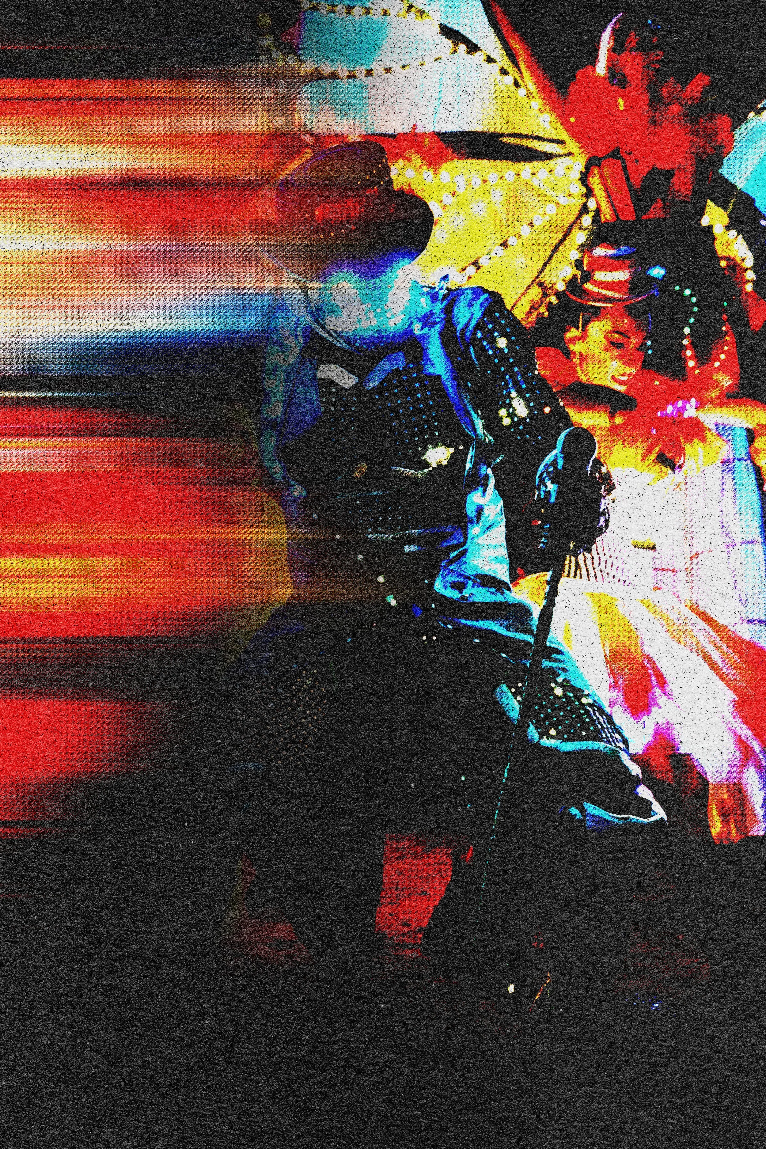 Une personne déguisée en clown avec un chapeau pointu, assise devant une grande roue de fête foraine lumineuse et colorée, la nuit.