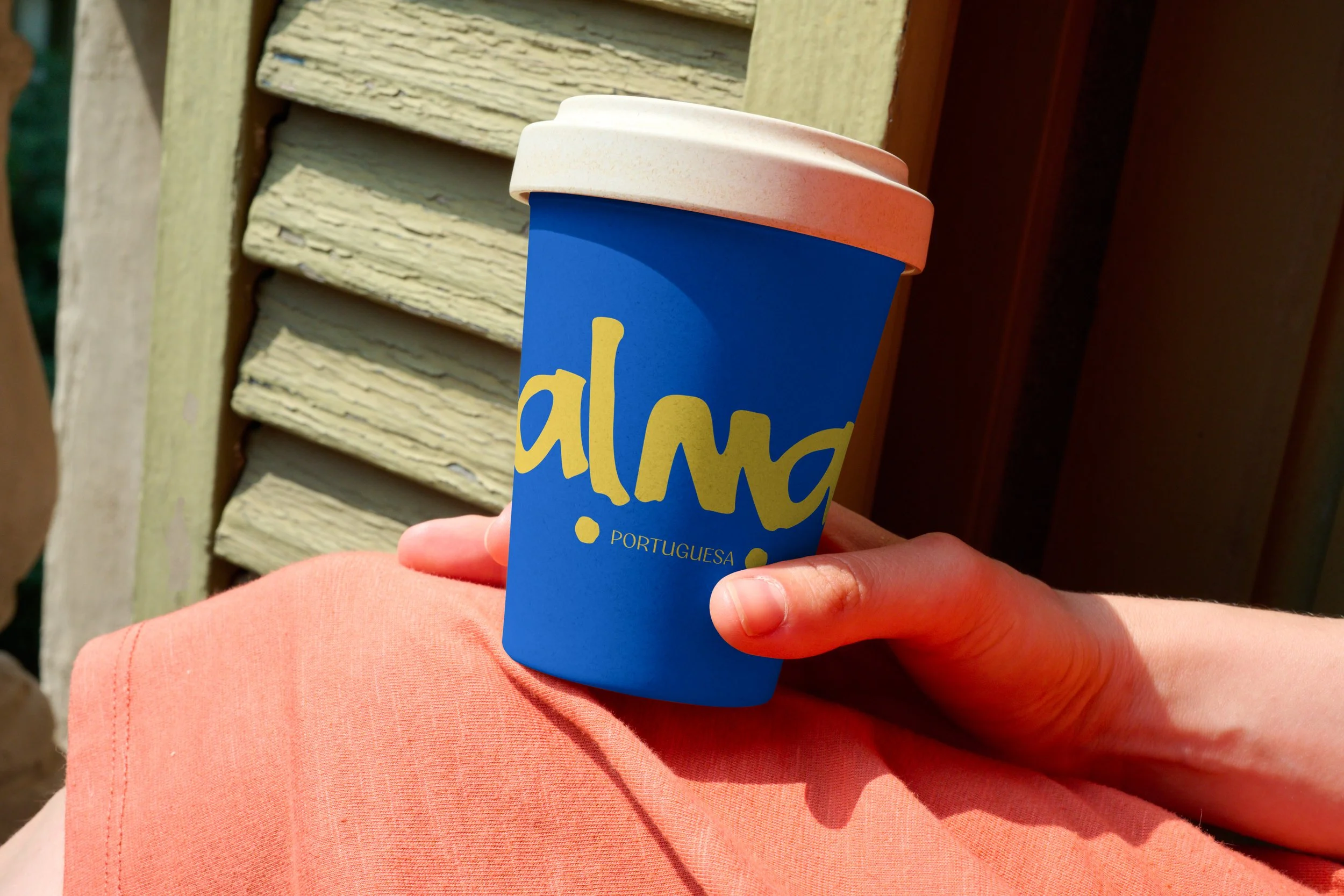 Deux gobelets à café blancs avec capuchons marron, un avec un dessin d'un visage de chat stylisé et l'autre avec le texte 'chat pour thé' en lettres stylisées.