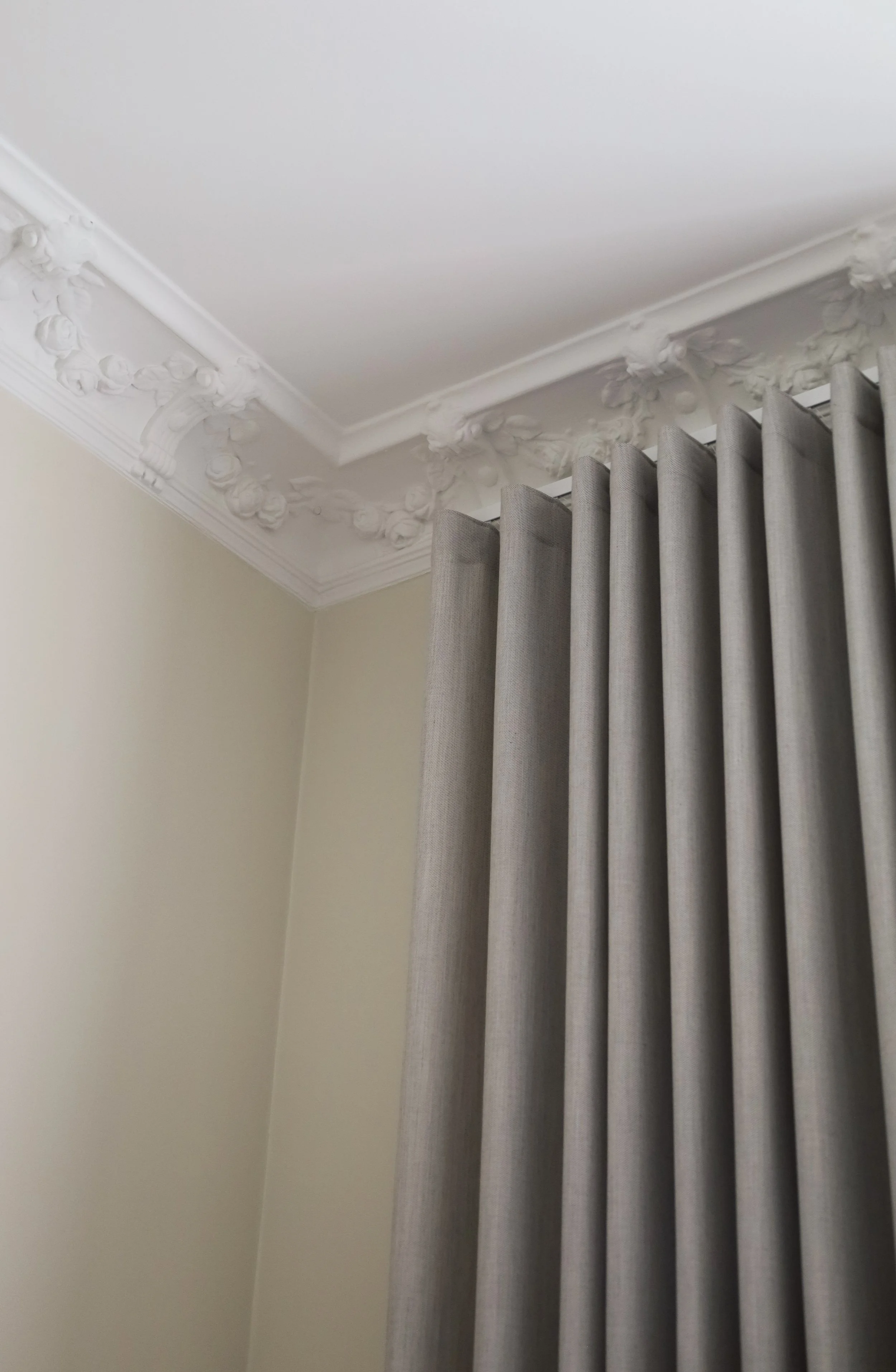 wave gardiner I klassisk hus med store lister