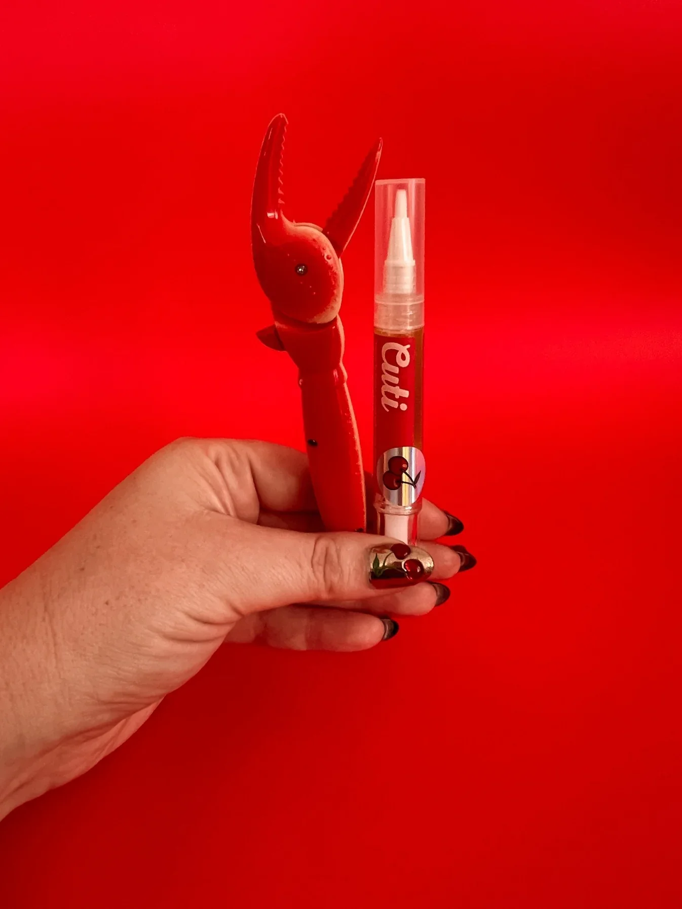 cuti-cherry-cuticle-oil-pen-4586187.webp