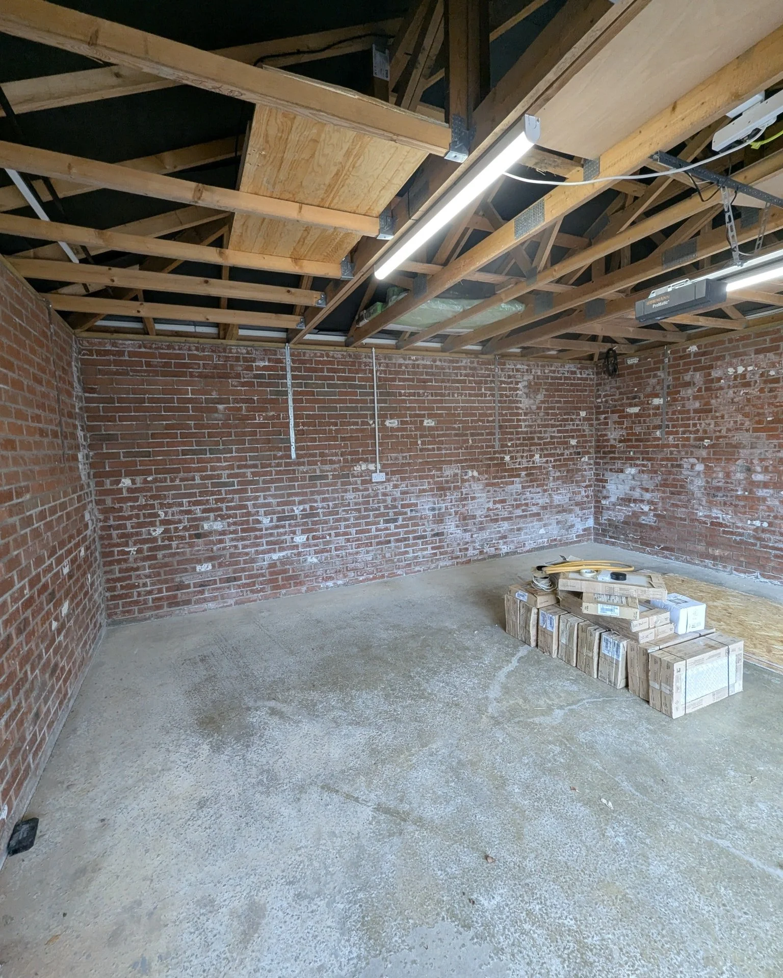 ✅ Recent Job Completed
This garage painting wasn&rsquo;t about making things &ldquo;pretty&rdquo; &ndash; the customer was tired of brick dust spreading everywhere. We painted the walls with Dulux  Weathershield in sandstone which not only helps keep