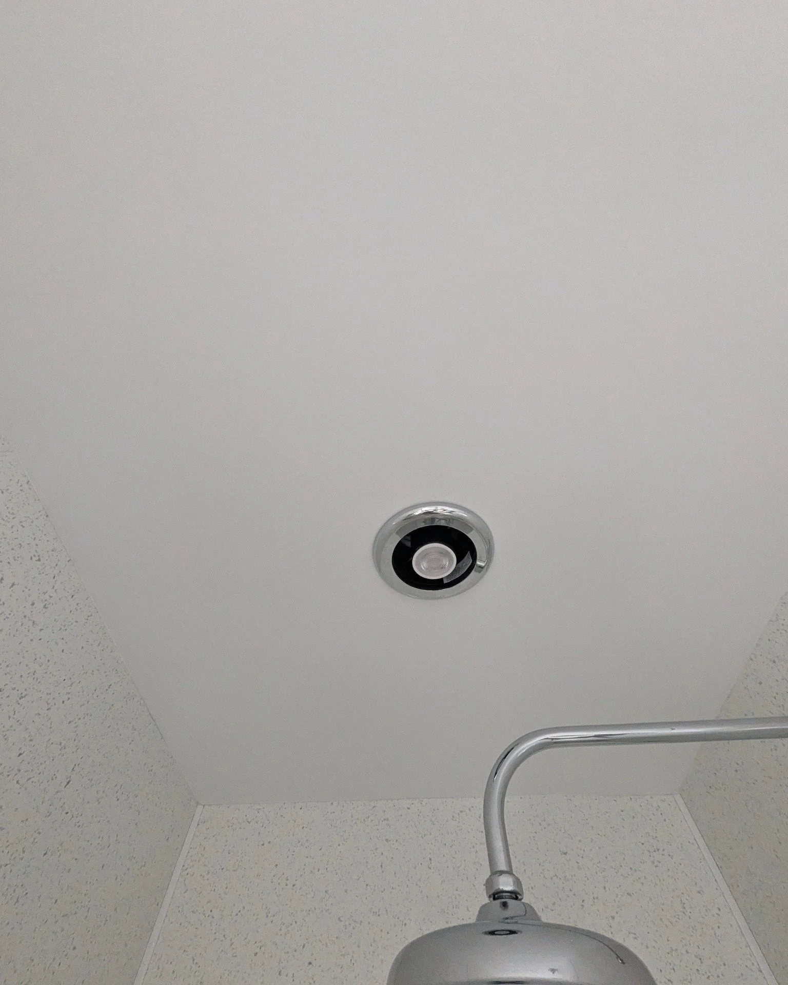 After nearly a month off work enjoying some time away, it&rsquo;s time to get back at it 💪
Started a full house redecoration for a new customer in Louth. Thought I&rsquo;d ease myself in with two bathroom ceilings&hellip; one went smoothly, the othe