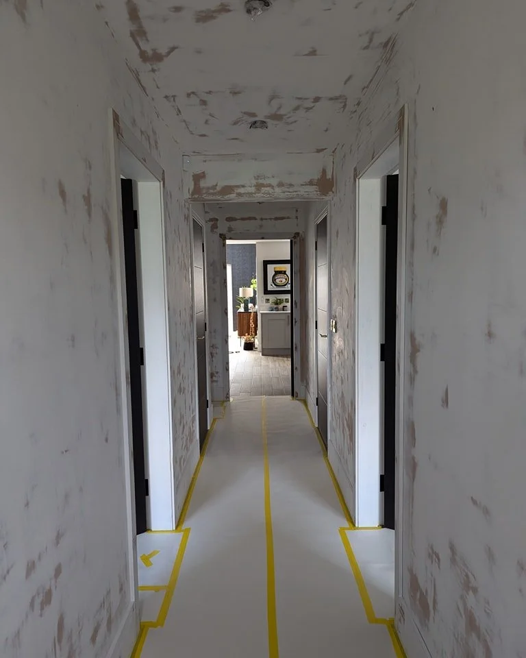 🌟 The perfect finish when you're decorating isn't easy &ndash; Prep is the key. 🖌️ This new build was not finished great and the customer was not happy with it. 😔 So, we took on the challenge and dustlessly sanded the walls, ceiling, and woodwork.