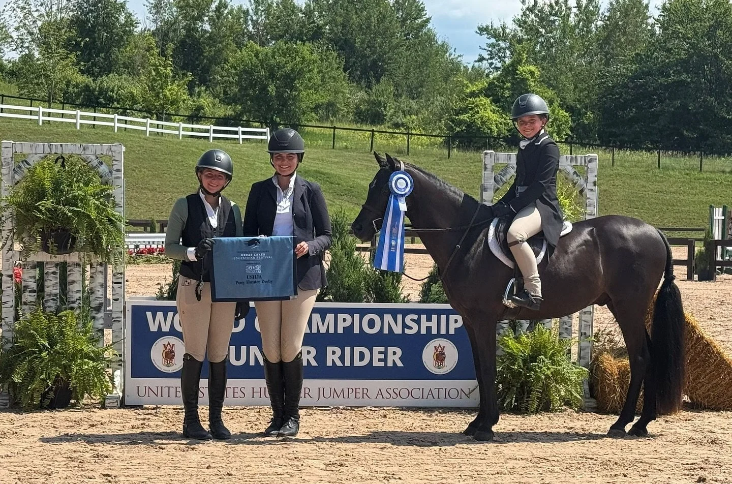 This week&rsquo;s #mondaymotivation comes in the form of another WIN🏆 in the Pony Hunter Derby for Darby Mullally and Speaking Terms🥳

This is this pair&rsquo;s SECOND derby win of the TCHS season 💪
#hickoryridgellc #wherehorsescomefirst
