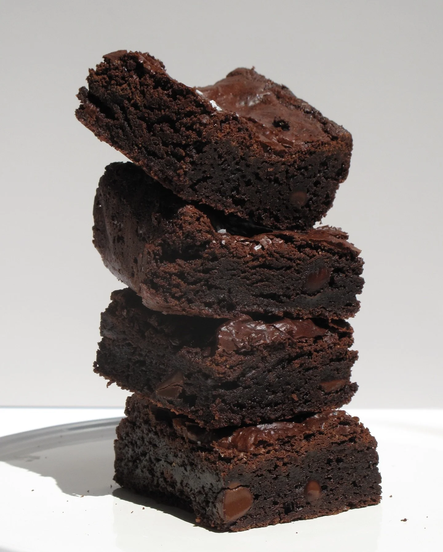 los brownies &lt;3 

de los favoritos 🥛🥣🍫🧂 los tienes que probar si o si! son fudgy y gooey y douuwy y todo lo que es un buen brownie!!! 

pide tus brownies para matar el antojo (saben deliciosos derretidos con este caloron) 

#douwcookies #brown