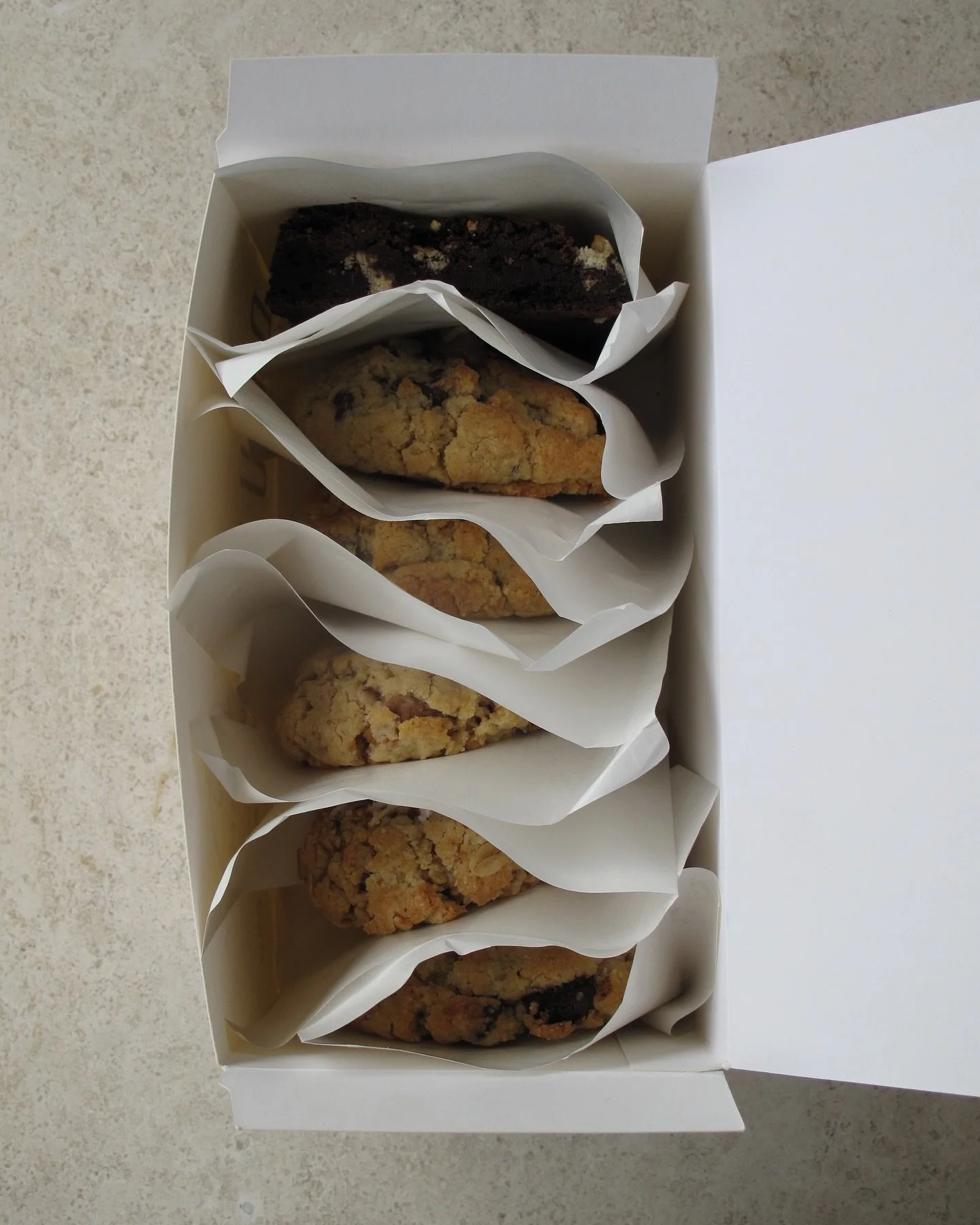 from the top 

amamos nuestras cookie boxes &lt;3 cada pedido nos llena de emoci&oacute;n y felicidad!!! 

btw vean el grosor de los brownies themmmm thiccccckkkkk!!! 

make your own cookie box 🪿 (por mensaje o douwcookies.com)

#douwcookies #cookie