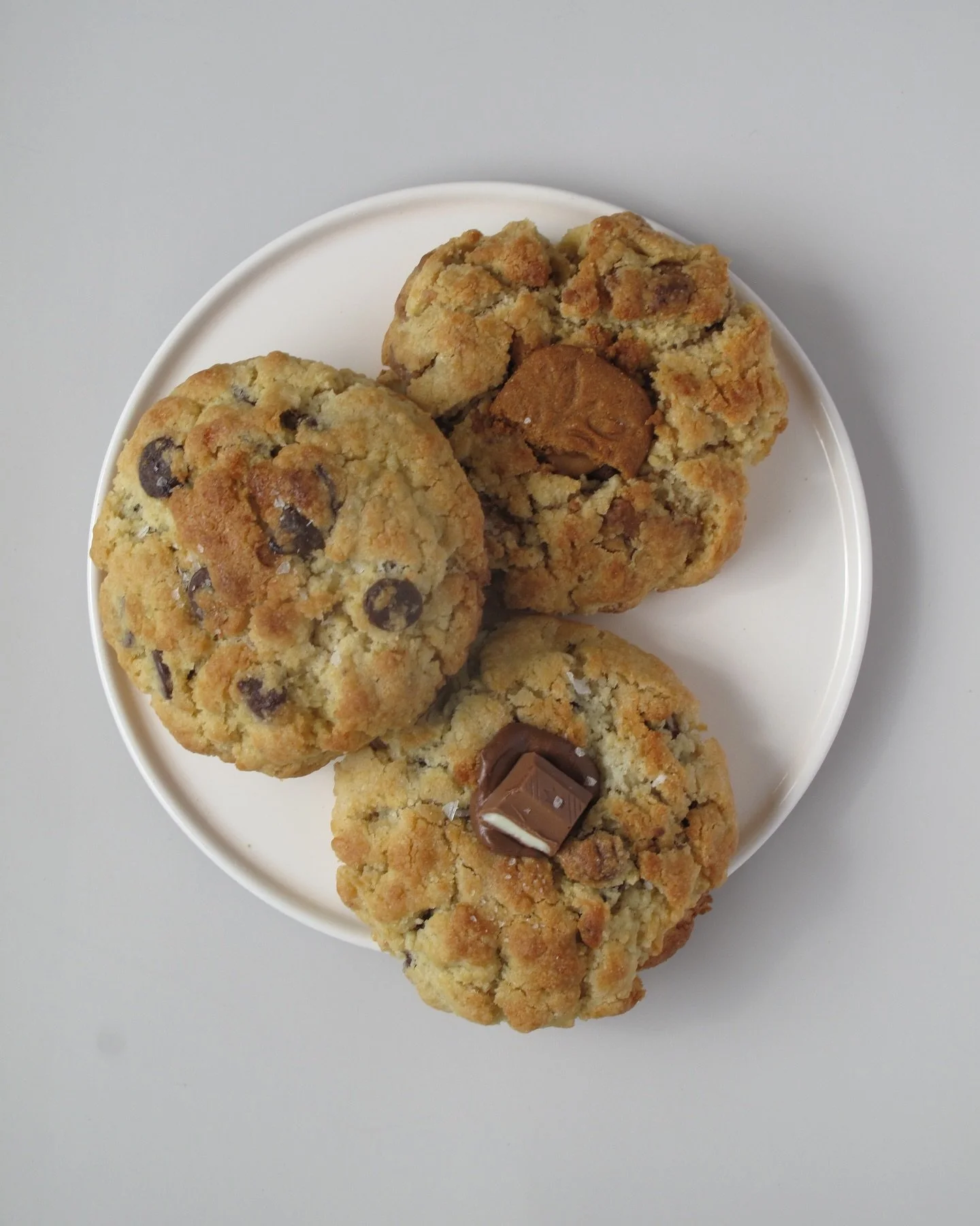 el trio de bestsellers 🥣🥛🍪🤍

&bull;chocolate chips (chocolate semi amargo &amp; amargo con sal de mar)
&bull; nutella (chocolate semi amargo, relleno de nutella y sal de mar)
&bull; biscoff (chocolate blanco, galleta lotus y relleno de crema bisc