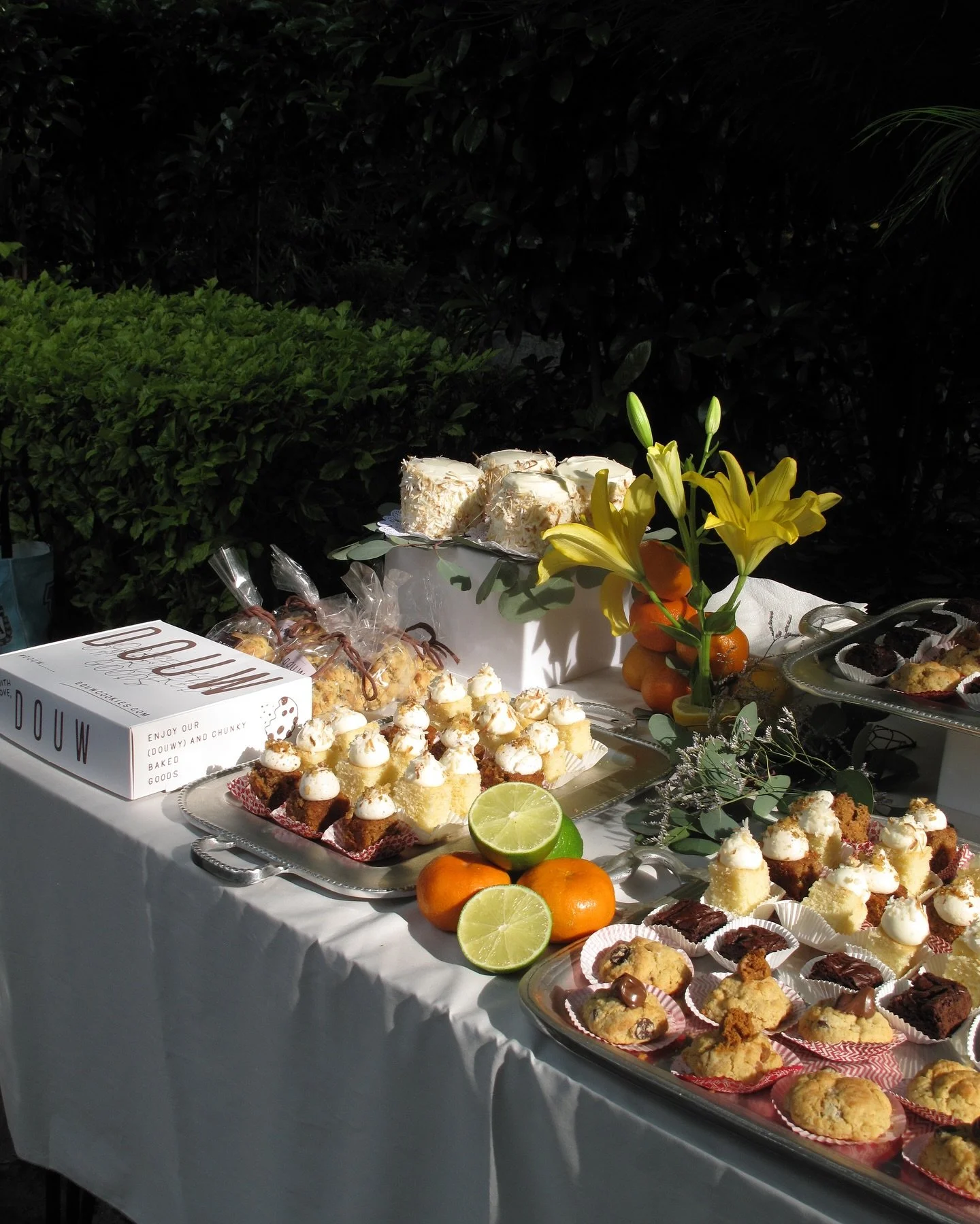 douw @ events &lt;3 

nuestro evento de catering para celebrar el aniversario de @intobarrethehub 🪻🪻

hicimos mas de 50 postres individuales:

&bull;pastel de coco
&bull;pastel de zanahoria
&bull;cookies
&bull;brownies

#douw #douwcookies #catering