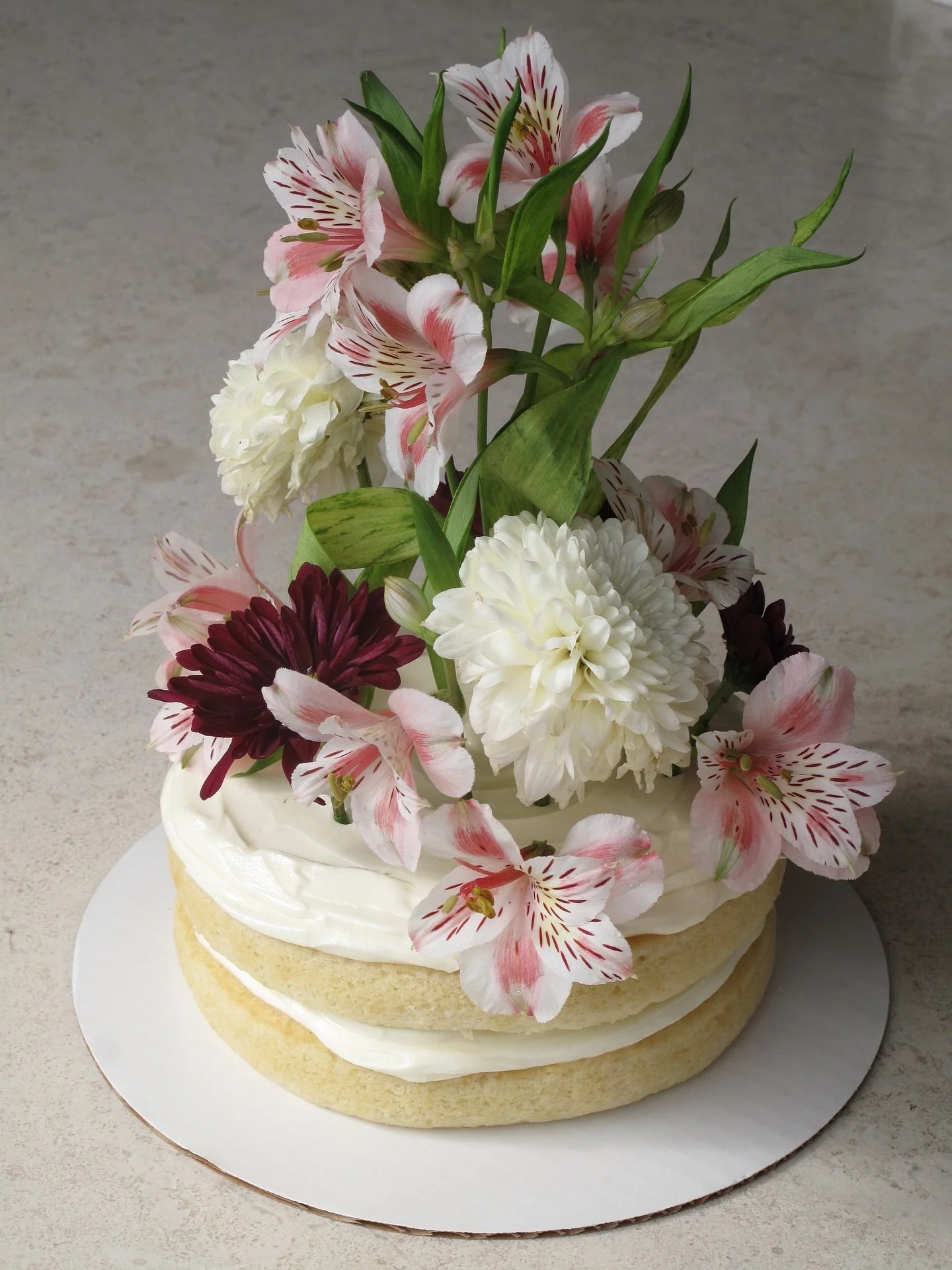 bridal shower cake 🪷🌷💓🪻

pastel de coco con bet&uacute;n de coco &lt;3

#floralcake #pasteles #baking #cake #decoratingcakes