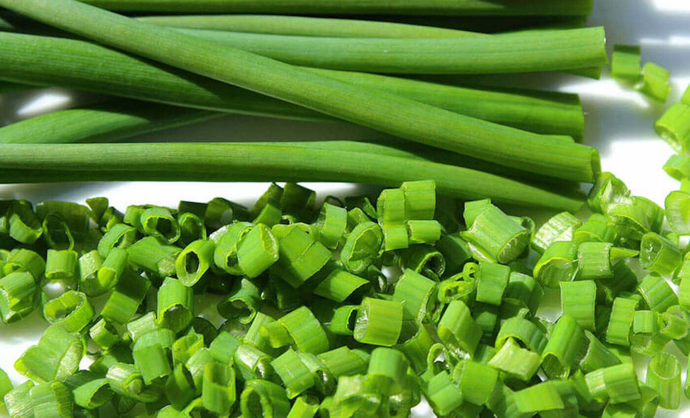 Image-of-chives-finely-diced-with-chive-shoots-in-the-background-1400.jpeg