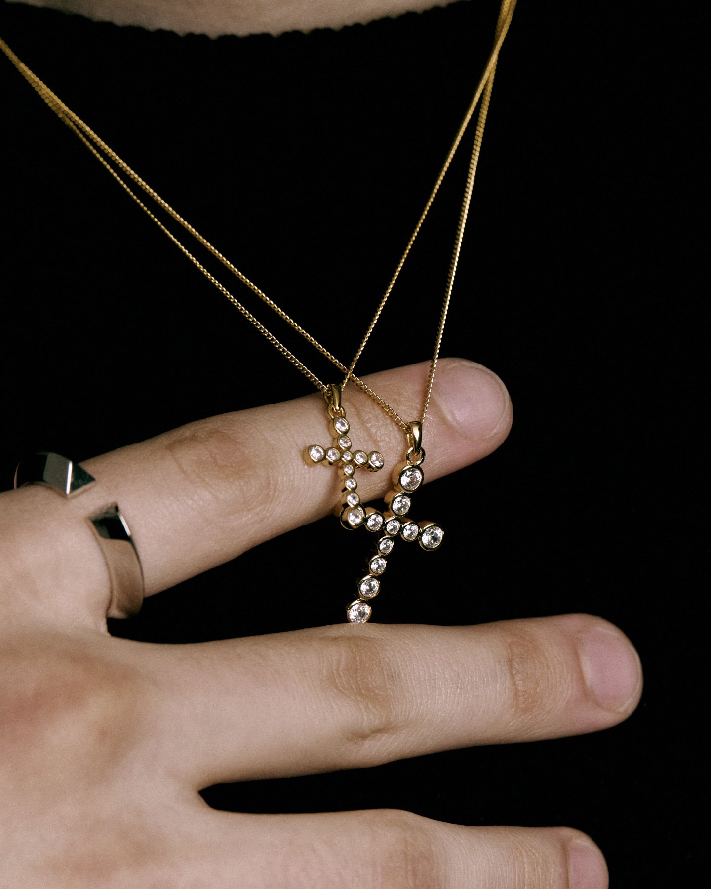 Round Brilliant Gradient Cross Necklace