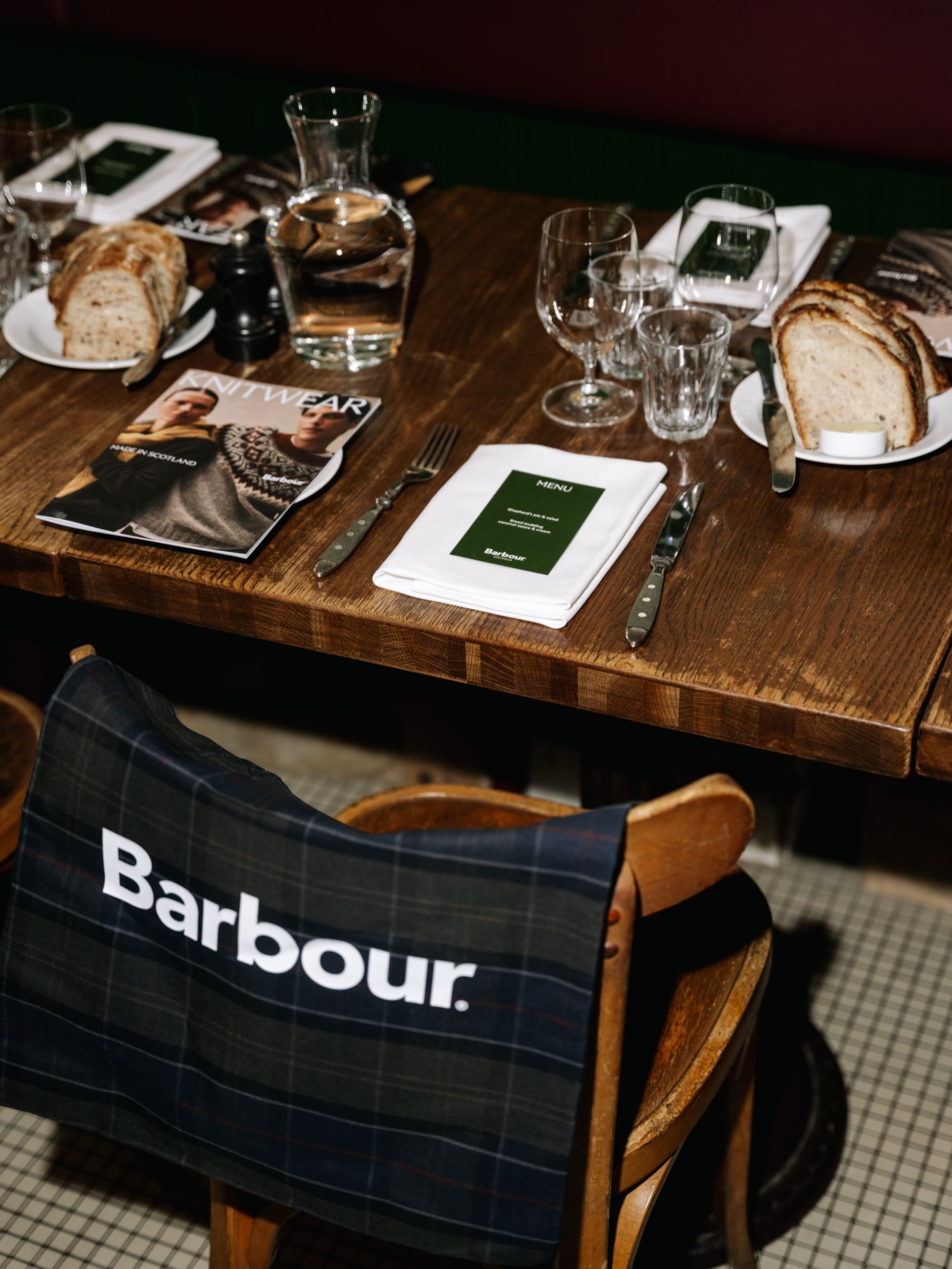 BARBOUR KNITWEAR ARRIVES IN STOCKHOLM

To celebrate the launch of Barbour Knitwear in Stockholm, guests gathered for an intimate lunch at Bistro Mirabelle. Centred on the things worth passing on: craftsmanship, knowledge, traditions and well-made pie