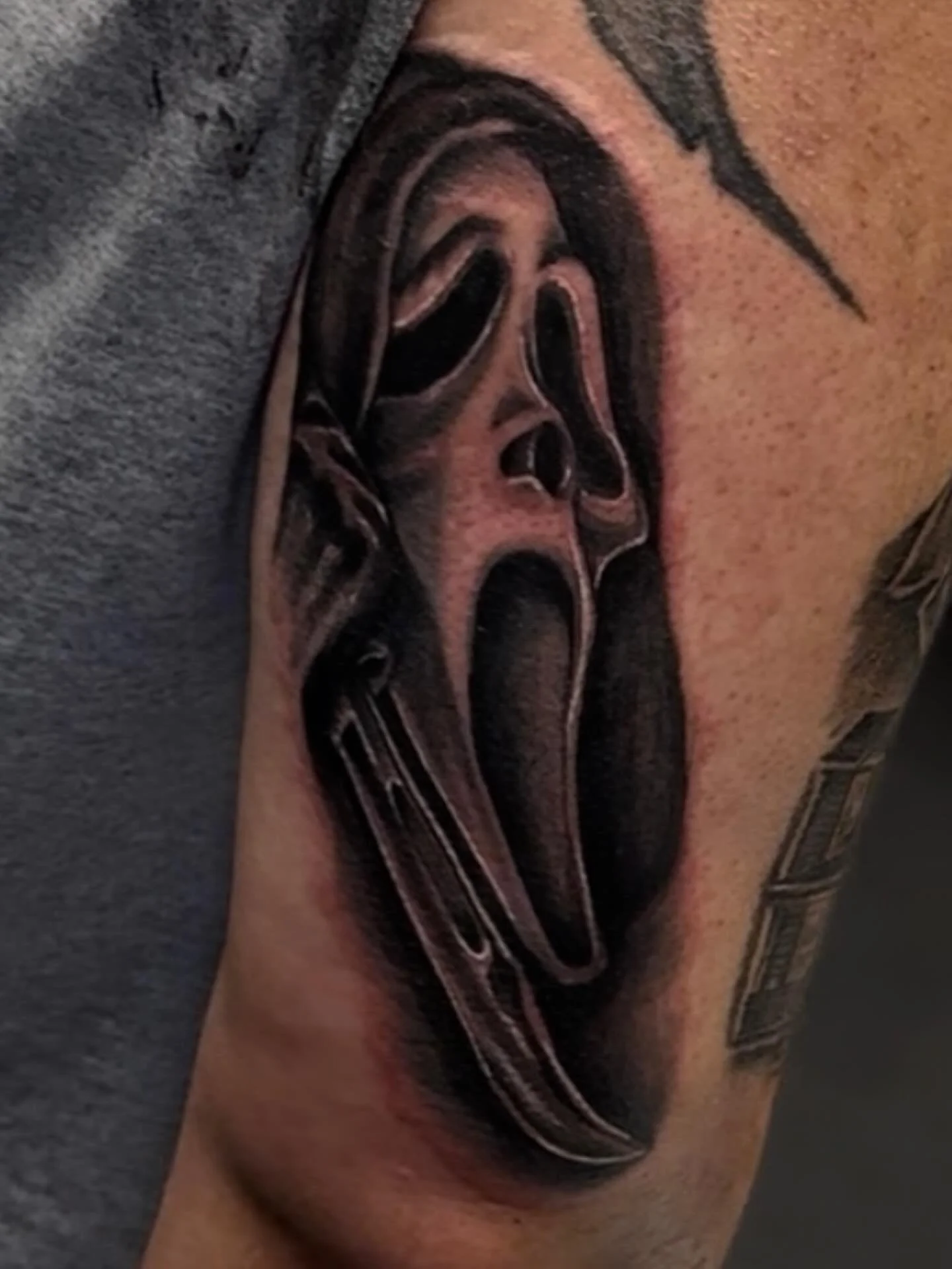 Ghostface done by @tp.fine.tattoos #ghostface #scream #whatsyourfavoritescarymovie #tatyoos #dallastattooartist
