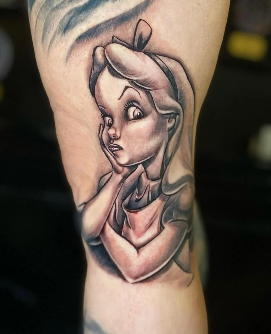 Mason putting down the smooth black and grey. @mason_live2ink #blastedtattoocare #yournewfavoriteink #dallastattooartist #rockwalltattoo #rockwalltexas #rockwalltx #girlswithtattoos #aliceinwonderland