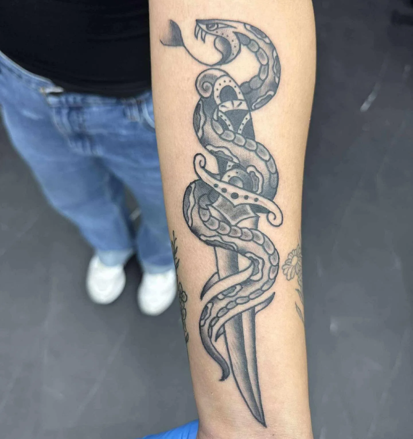 @keaglescout putting in some nice work on this slithery snek and dagger. 🐍 🗡️ #traditionaltattoo #blackandgrey #blackandgreytattoo #art #artwork #girlswithtattoos #dallastattooartist #inked #inkedlife #inkedup #dallas #dallastattoo #forney #rockwal
