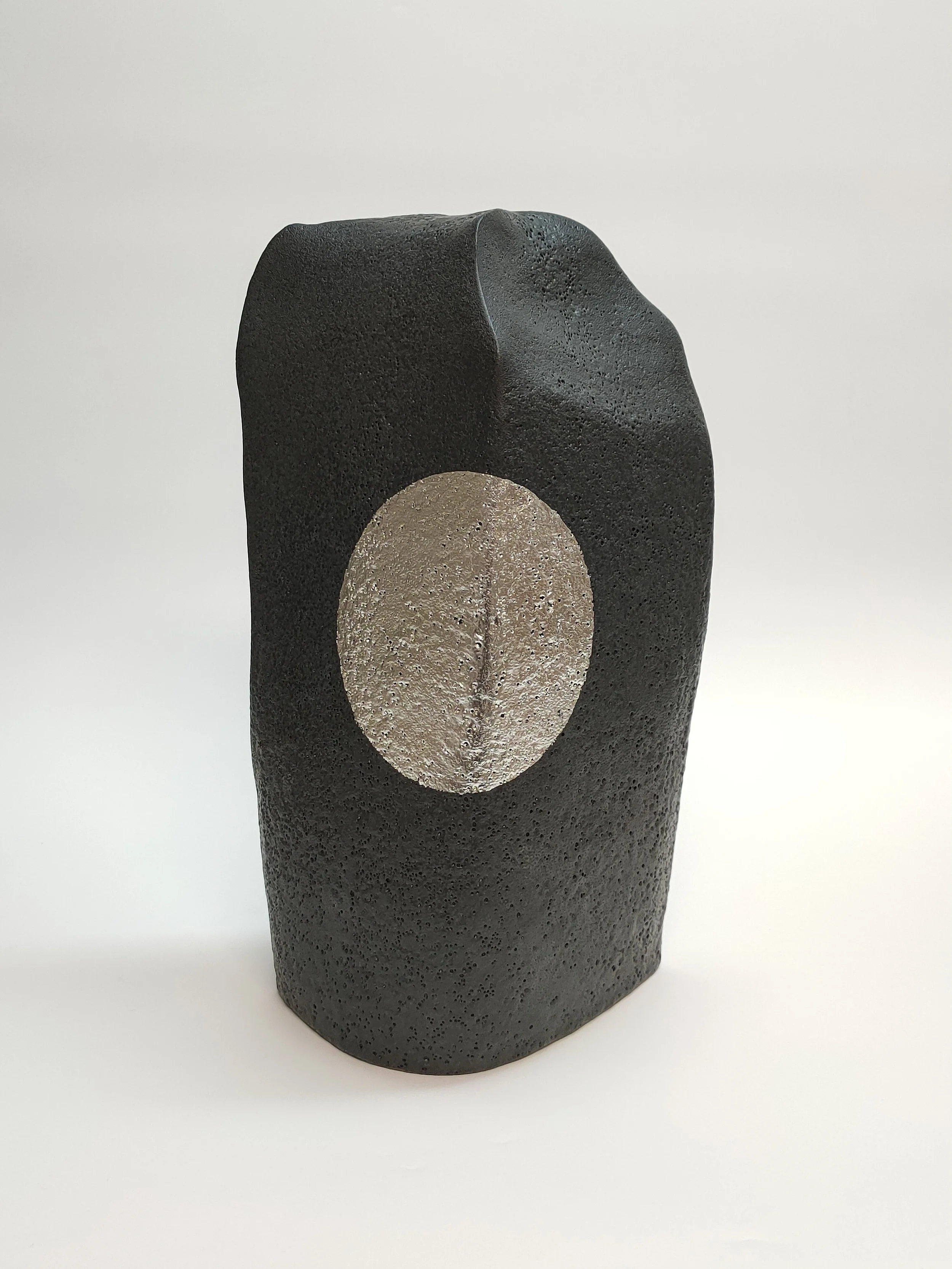 "Moon stele". Grès, émail et feuille de palladium