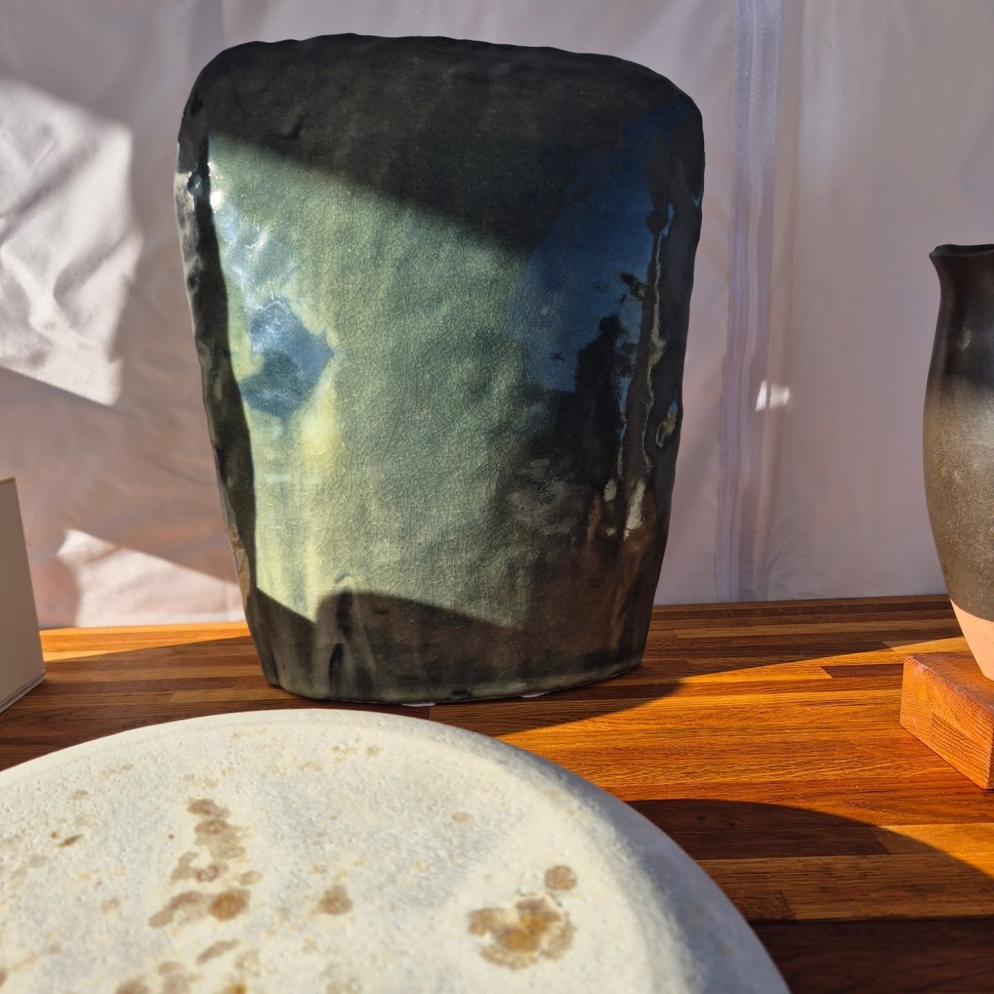 Bouclier et monolithe sous le soleil de Paris.

Shield and monolith under the sun of Paris.

#craft #ceramique #art #sculpture #contemporaryceramics #collectibles #collection#ceramic #fabienmerillon