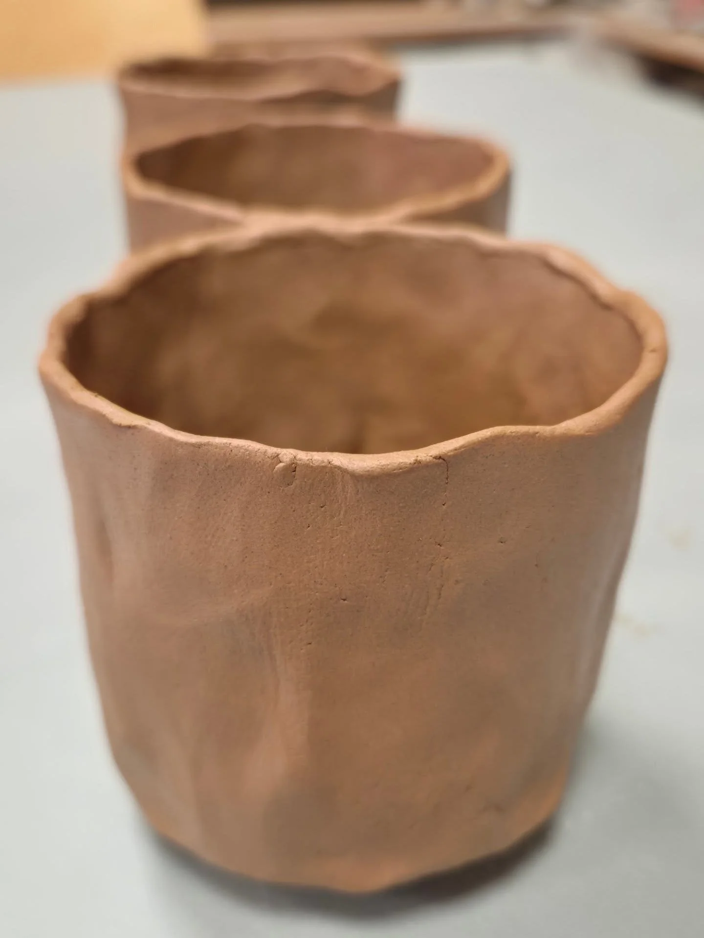 Petite s&eacute;rie de yunomi en cours de pr&eacute;paration.

A small series of yunomi in preparation.

#craft #ceramique #poterie #artisantdart #tea #yunomi