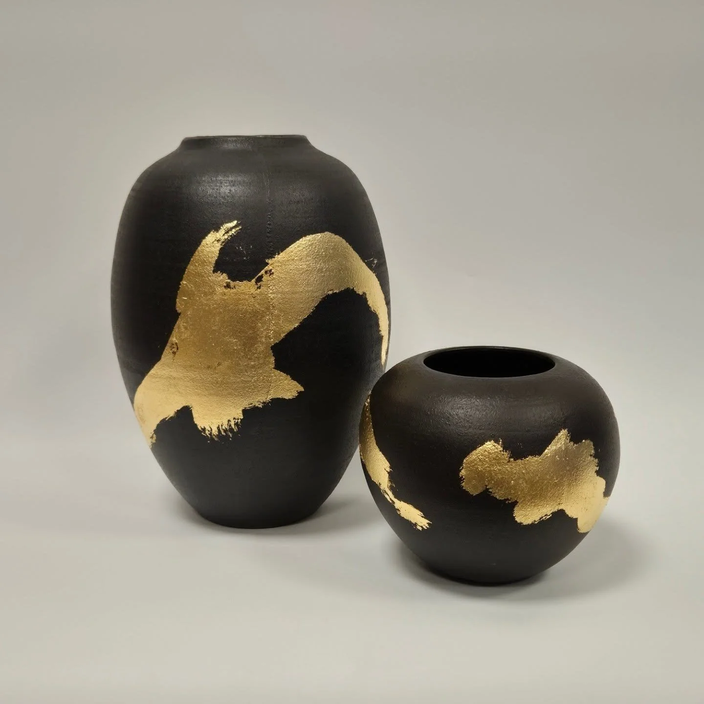 Dessiner l'or. Vase d&eacute;coratif d'expression graphique en gr&egrave;s noir et feuille d'or.

Cela fait deux ans que j'ai incorporer de la feuille d'or ou de palladium dans mes sculptures. Mais je souhaitais aussi utiliser la pose de feuille (de 