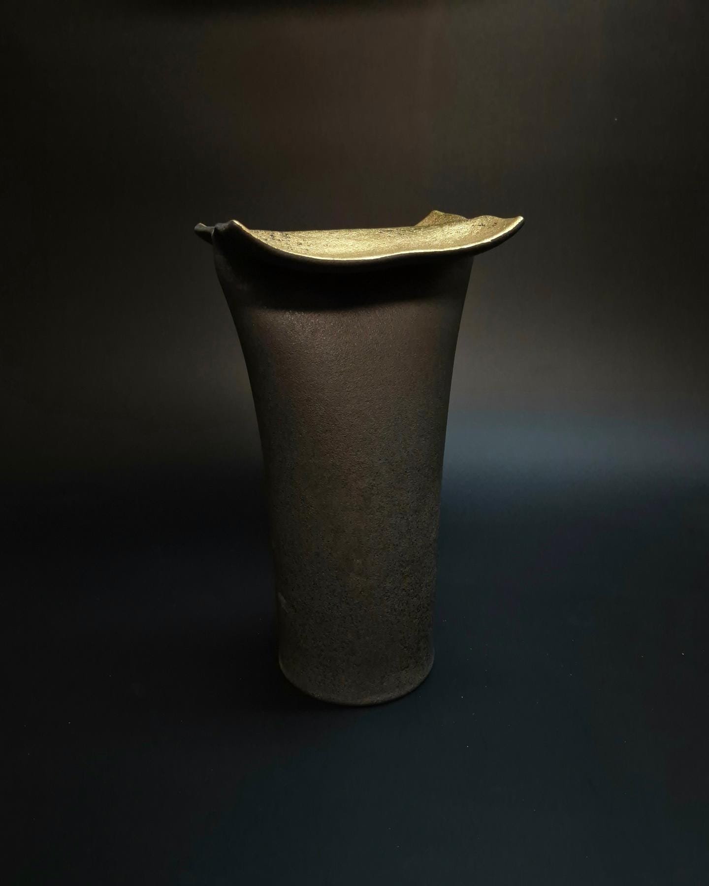 Stèle "Offrande". Grès émail et feuille d'or