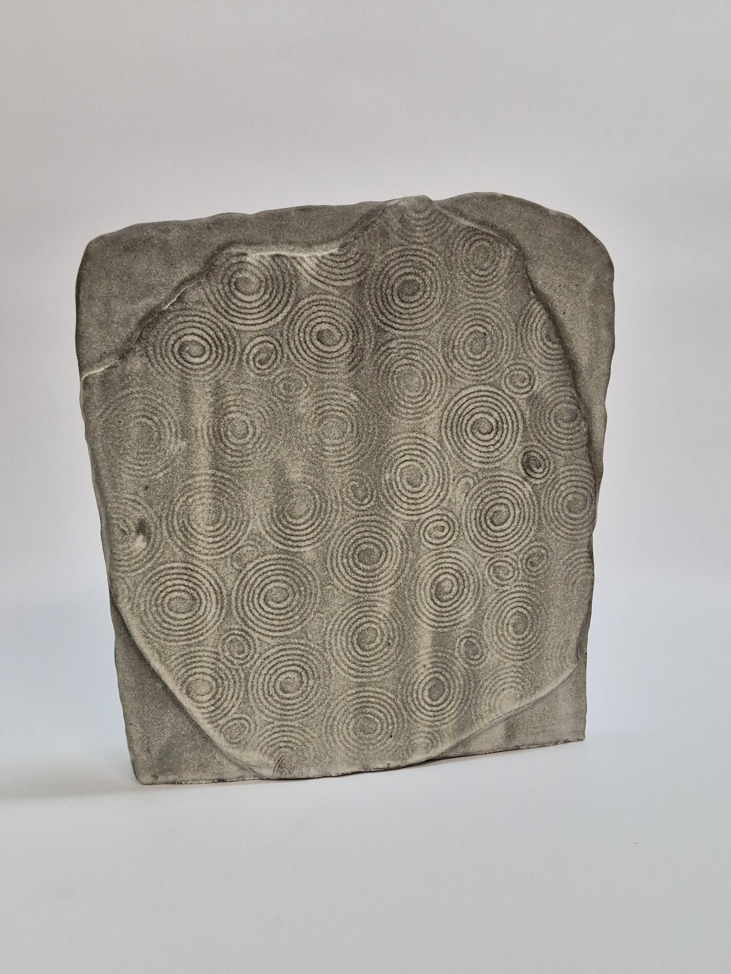 Monolithe-stèle "Jomon". Grès, émail et impression de corde