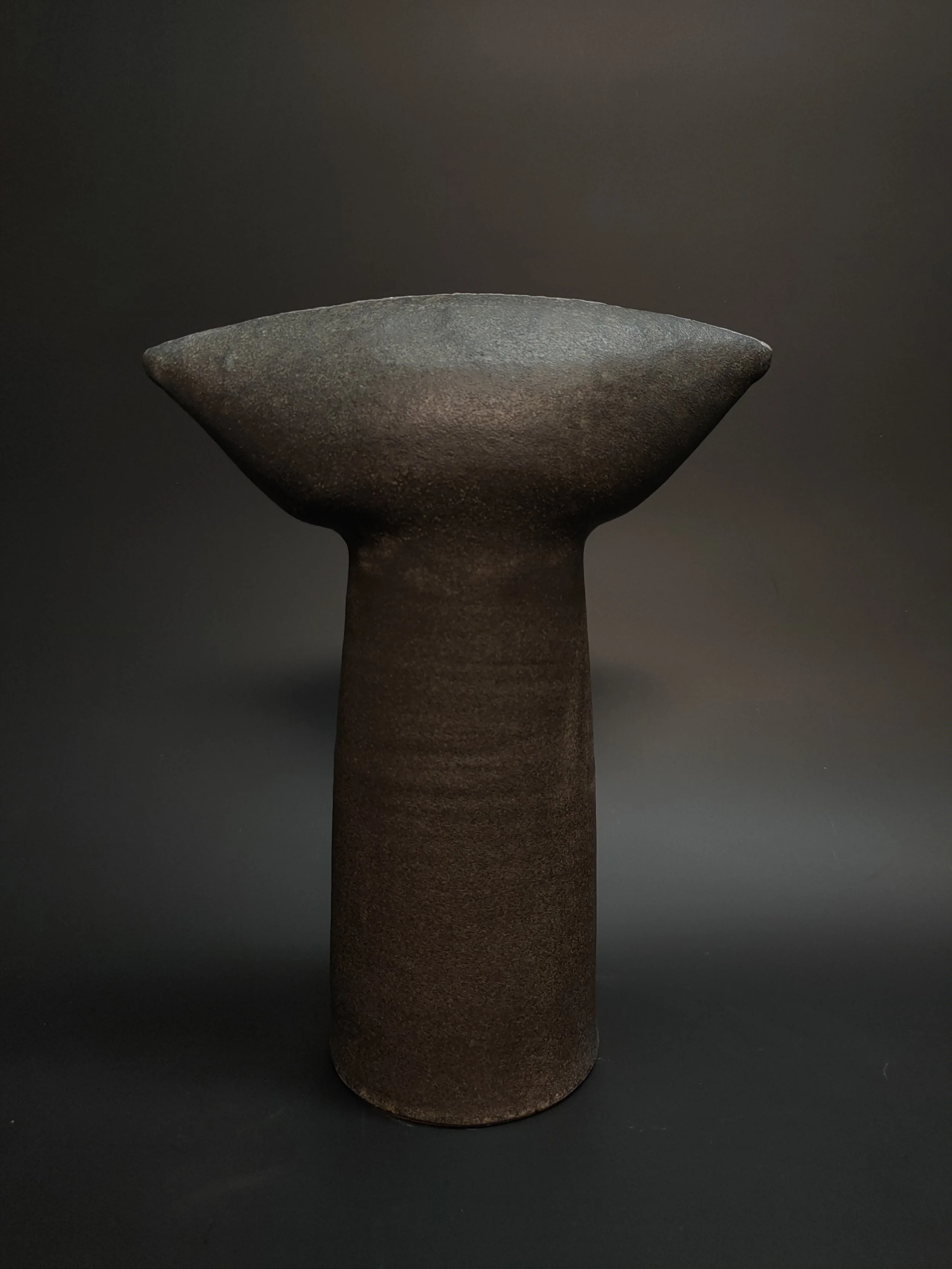 Stèle "On the edge". Grès, émail et feuille de palladium