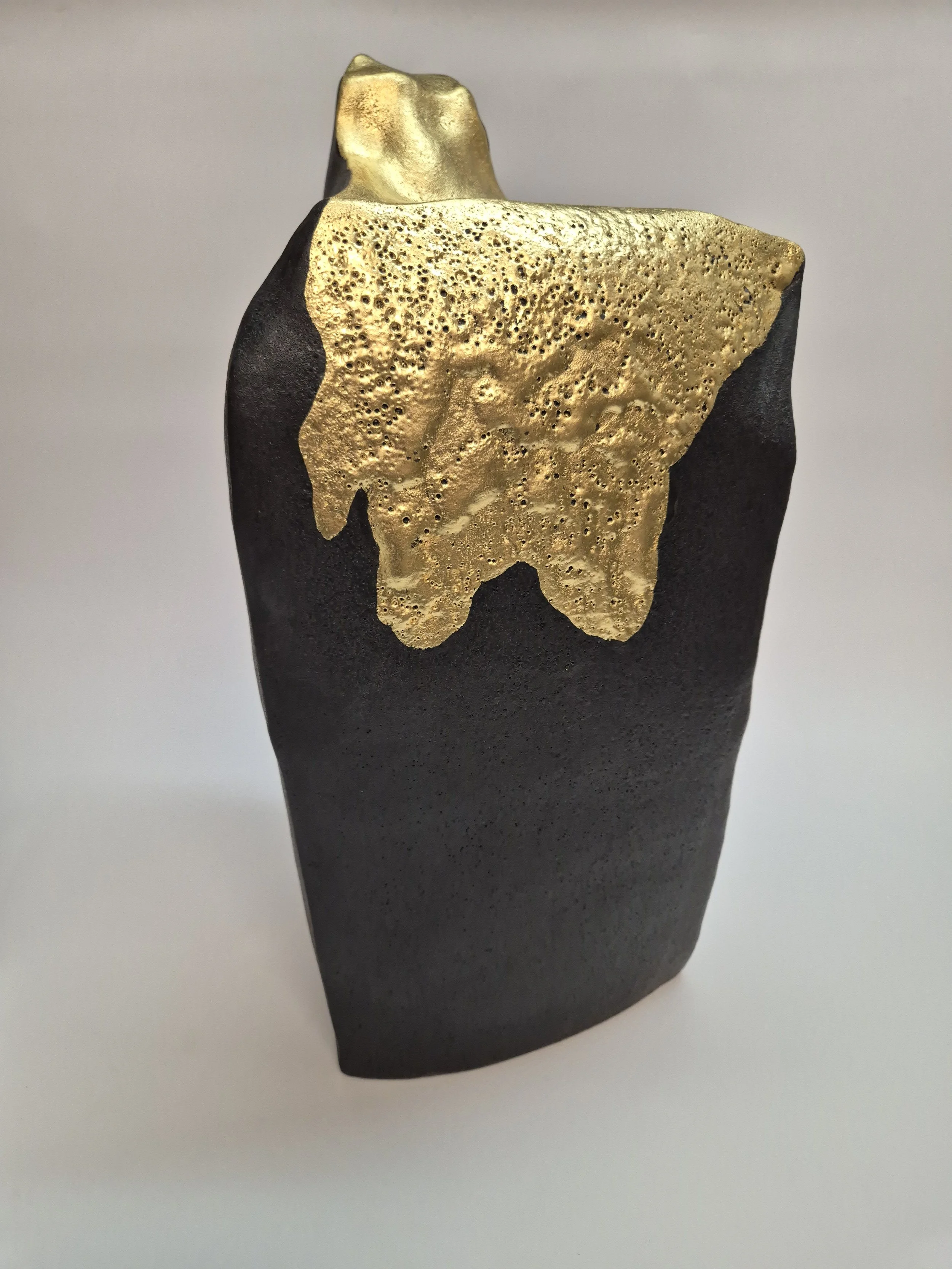 Monolithe Or . Grès, émail et feuille d'or