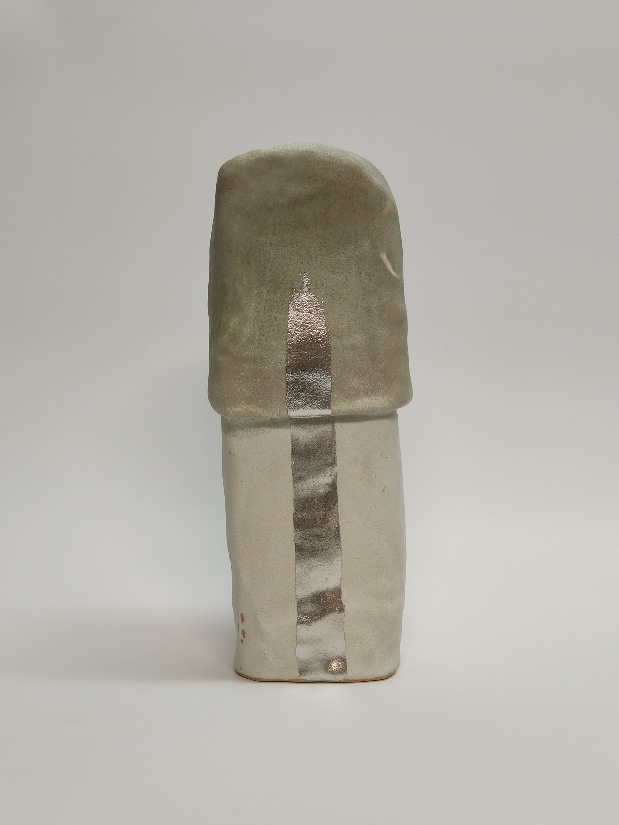 Stèle 'Faisceau". Grès, émail et feuille de palladiun