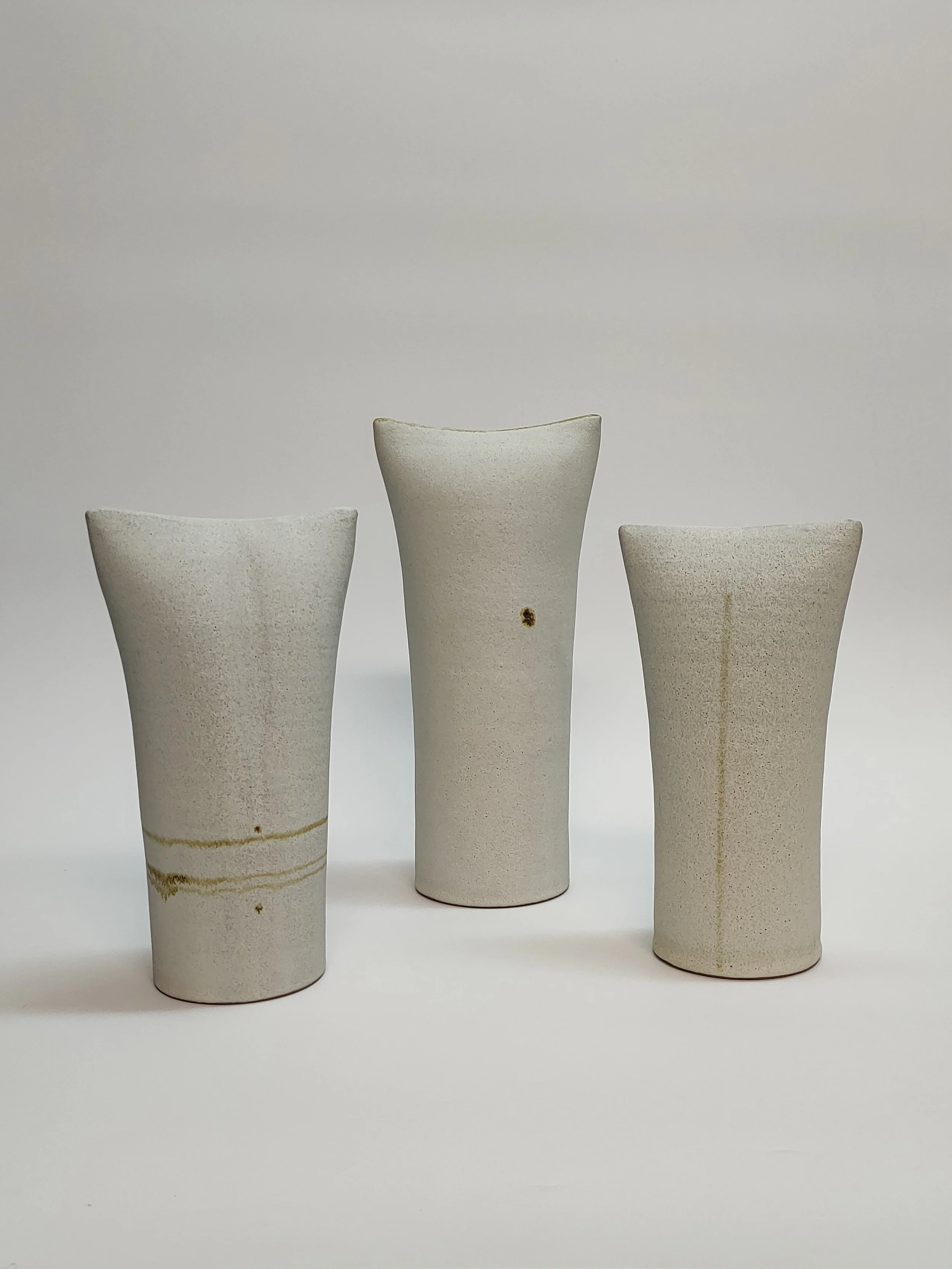 Stèles. Grès, émail et oxyde de fer