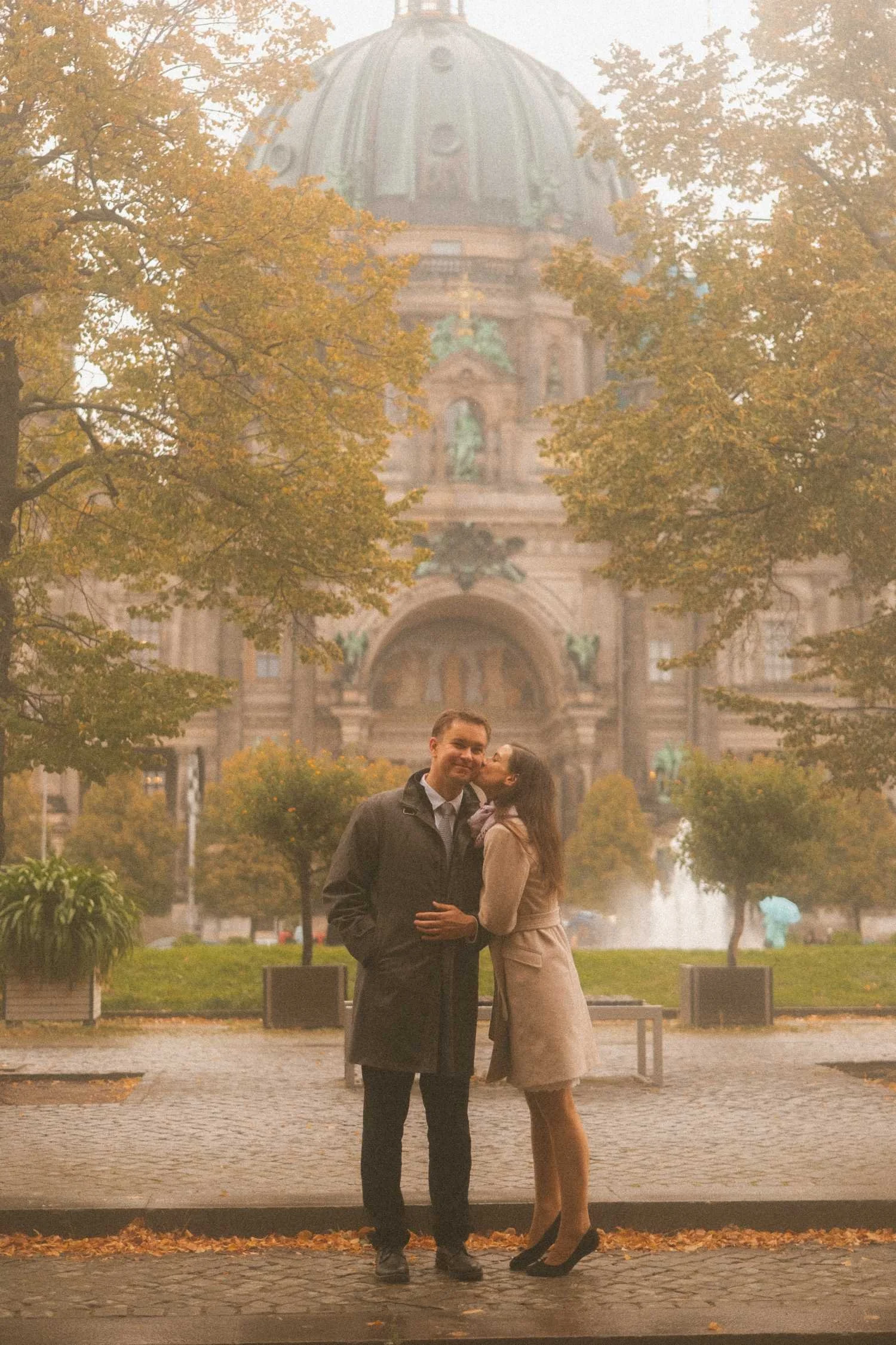Couple standing in front of Berliner Dom during romantic Berlin photoshoot