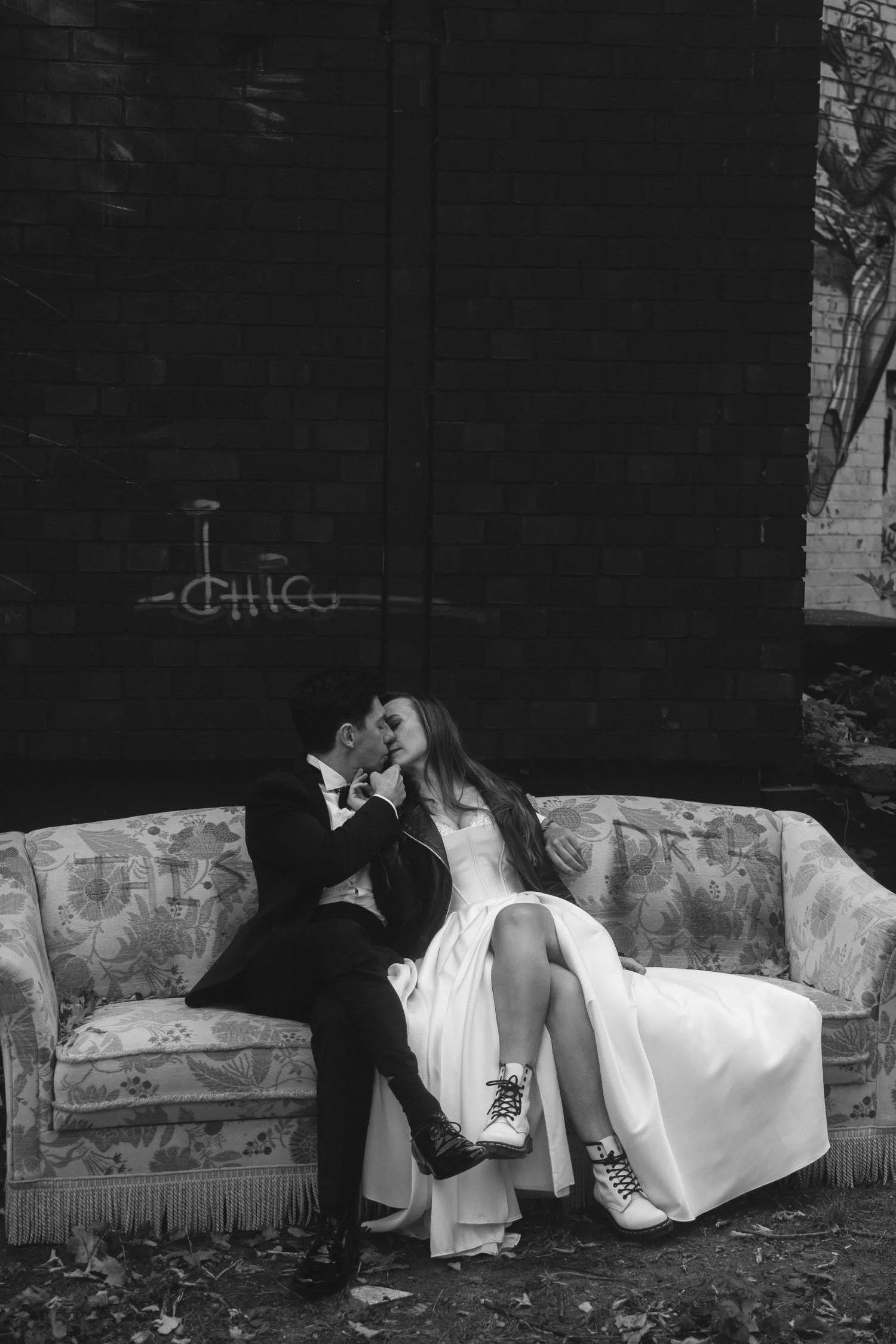 teufelsberg-berlin-graffiti-wedding-couple-on-vintage-sofa.jpg