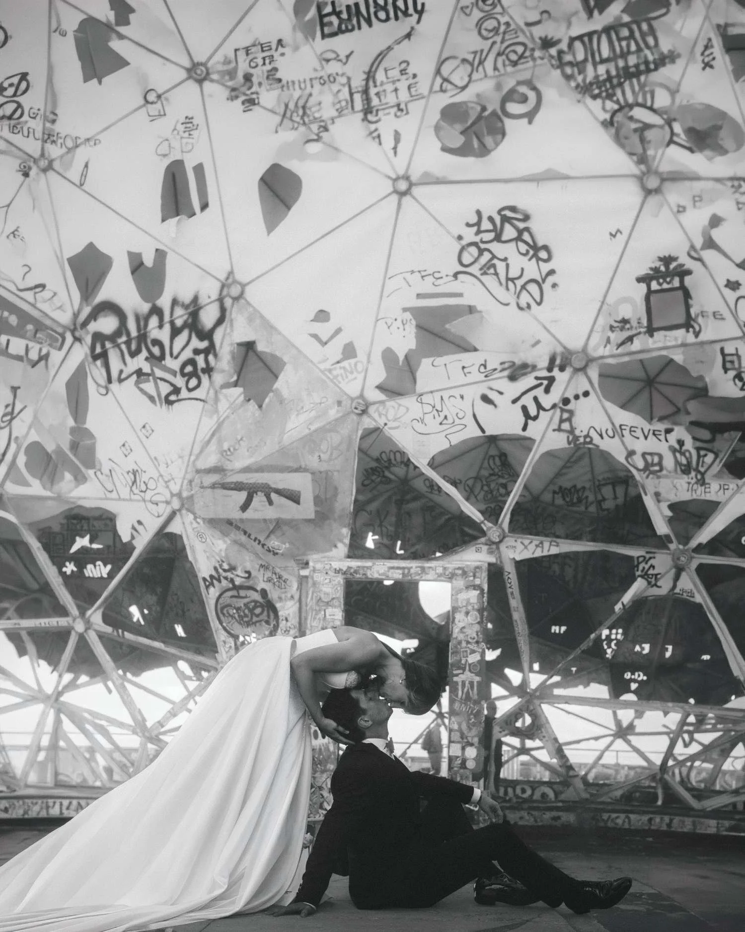 teufelsberg-berlin-graffiti-dome-wedding-kiss-black-and-white.jpg