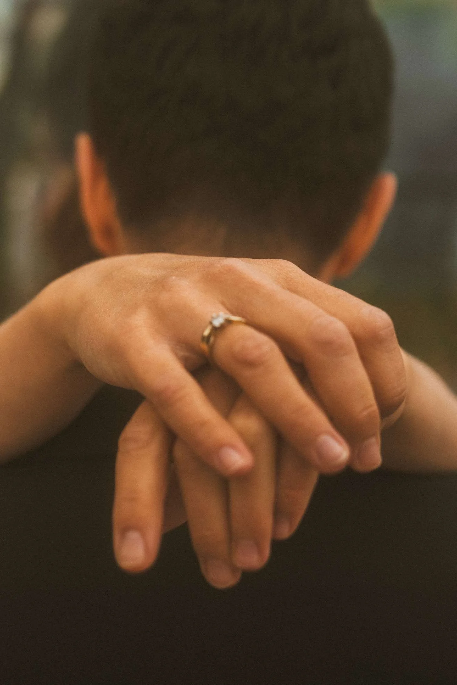 teufelsberg-berlin-wedding-ring-close-up-bride-hand.jpg