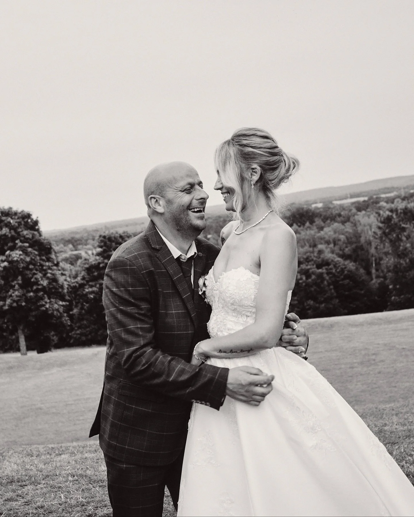 J&amp;J&rsquo;s wedding at the wonderful @hoebridgegc #ukweddingphotographers #naturalweddingphotography #candidweddingphotographer