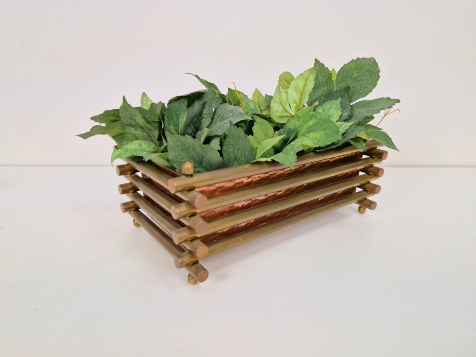 Edwardian Sculptural copper Planter, England. 1920.