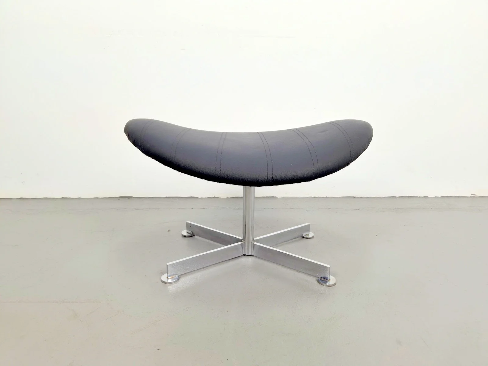 Vintage 'Lip' ottoman/footstool by Rudolf Wolf for Rohé Noordwolde, 1960s.