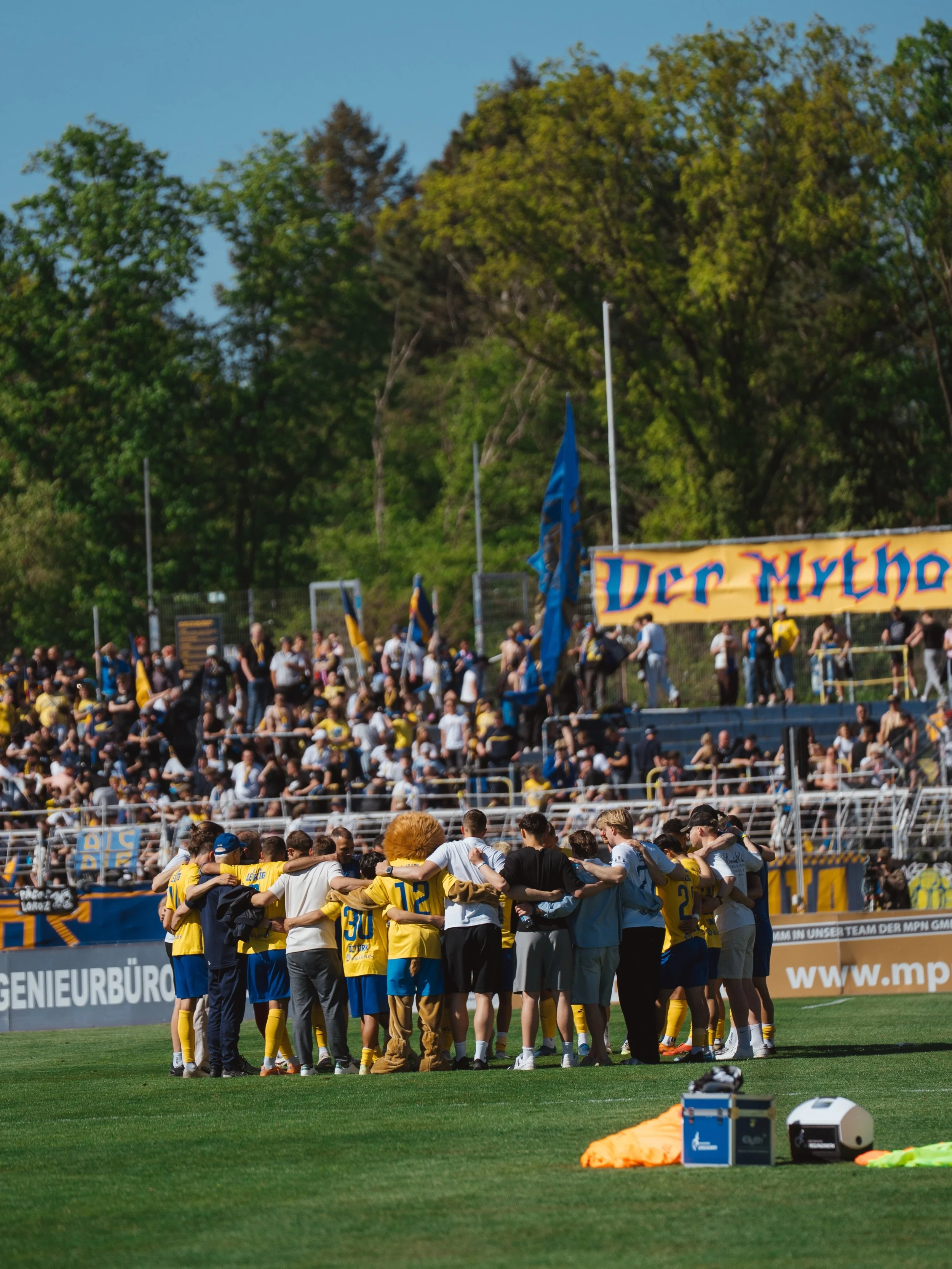 Herzlichen Gl&uuml;ckwunsch an Lokomotive Leipzig! 🥳🥳🥳🥳

💙💛💙💛

#deutschland #regionalliganordost #explore #sportphotography #lokomotiveleipzig