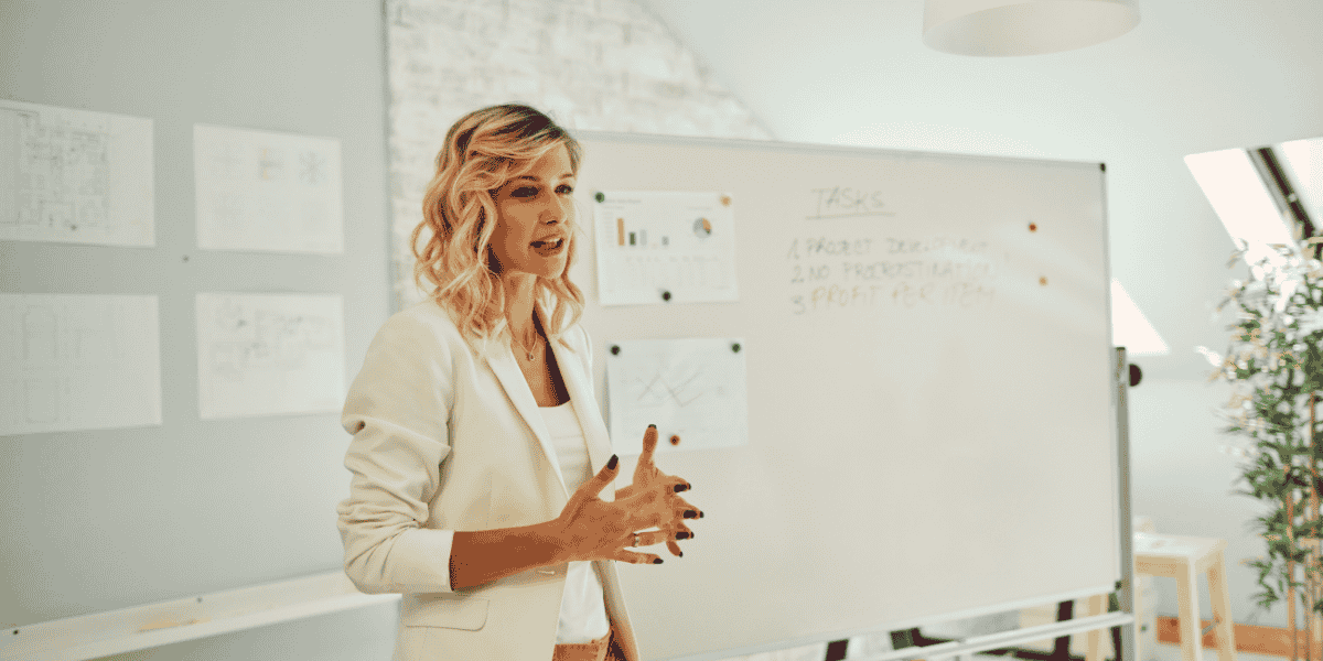 Frau präsentiert vor whiteboard
