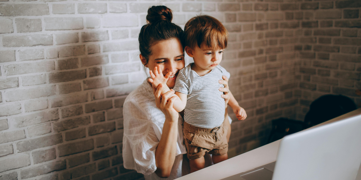 Wiedereinstieg nach Elternzeit: Chance für berufliche Neuorientierung - Headerbild Mutter mit Sohn vor Laptop